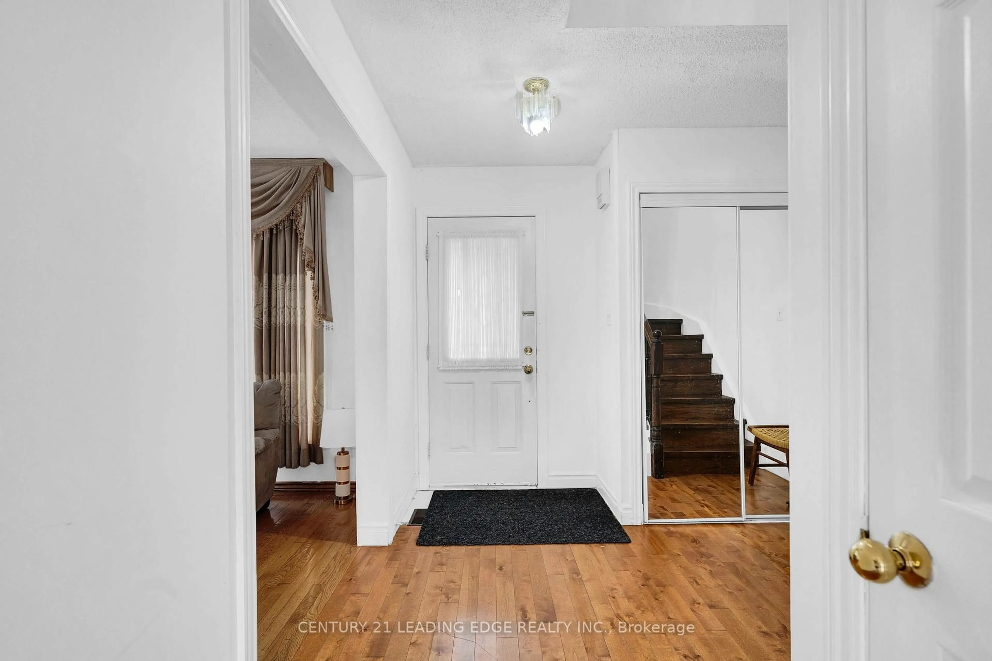 Indoor entryway for 94 Brimley Rd, Toronto Ontario M1M 3V3