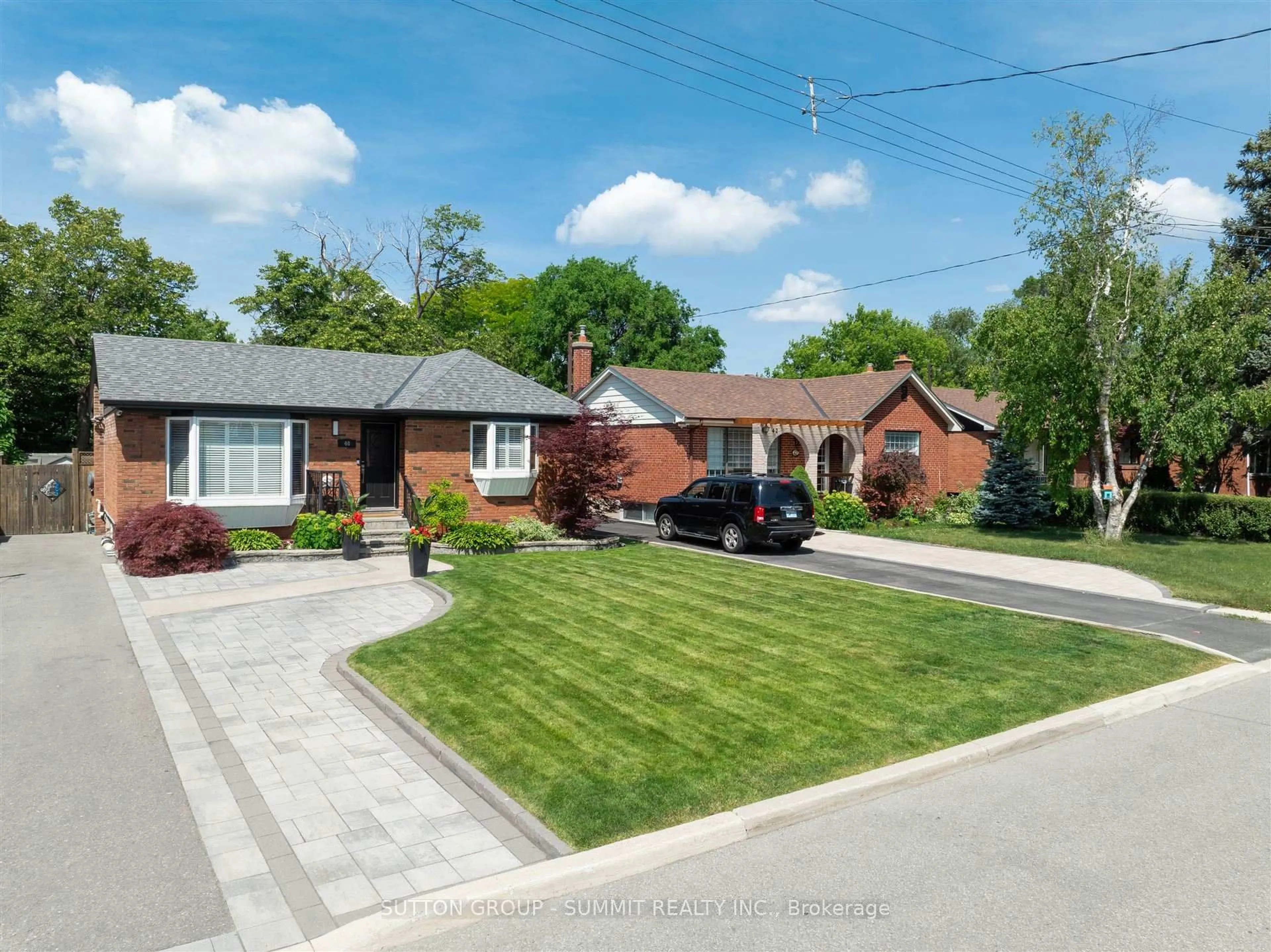 A pic from outside/outdoor area/front of a property/back of a property/a pic from drone, street for 40 ROBERTSFIELD Cres, Toronto Ontario M1R 2X3