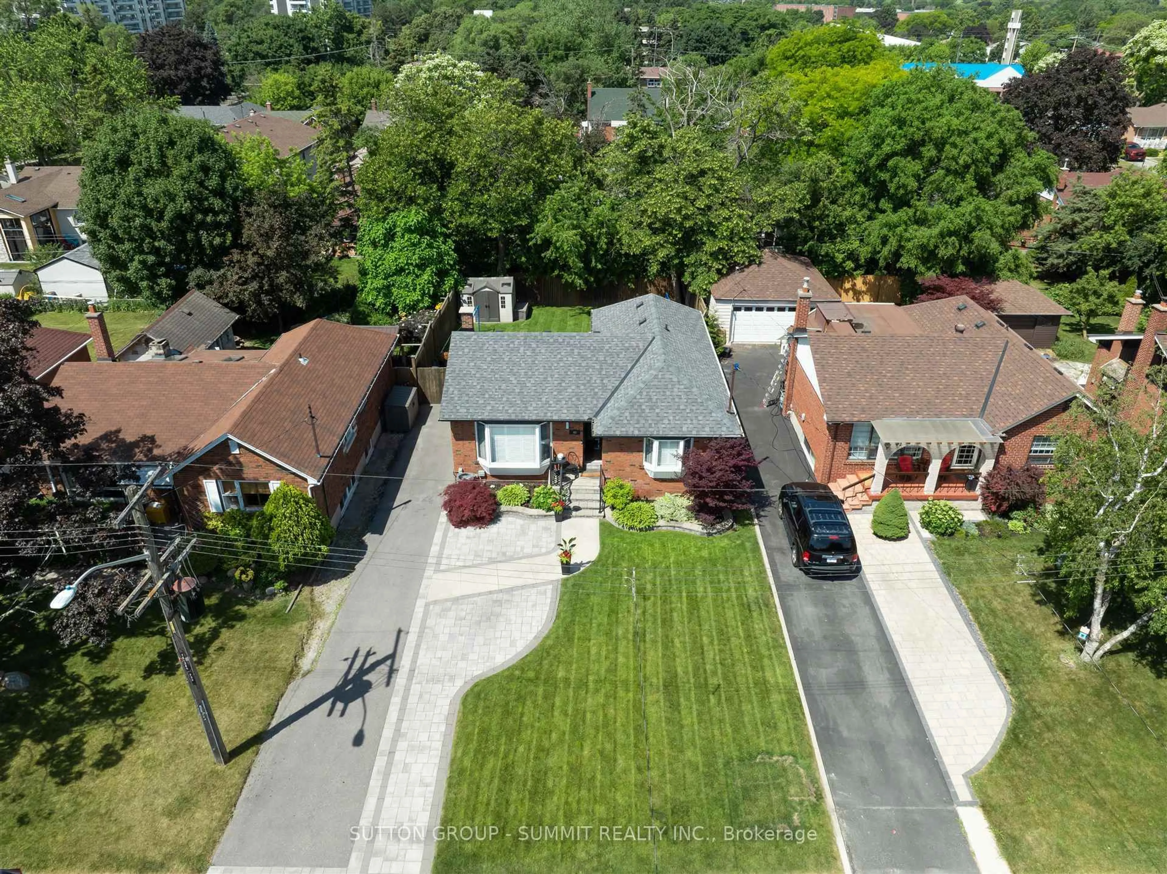 A pic from outside/outdoor area/front of a property/back of a property/a pic from drone, street for 40 ROBERTSFIELD Cres, Toronto Ontario M1R 2X3
