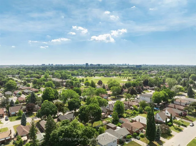 Primary image of 40 ROBERTSFIELD Cres