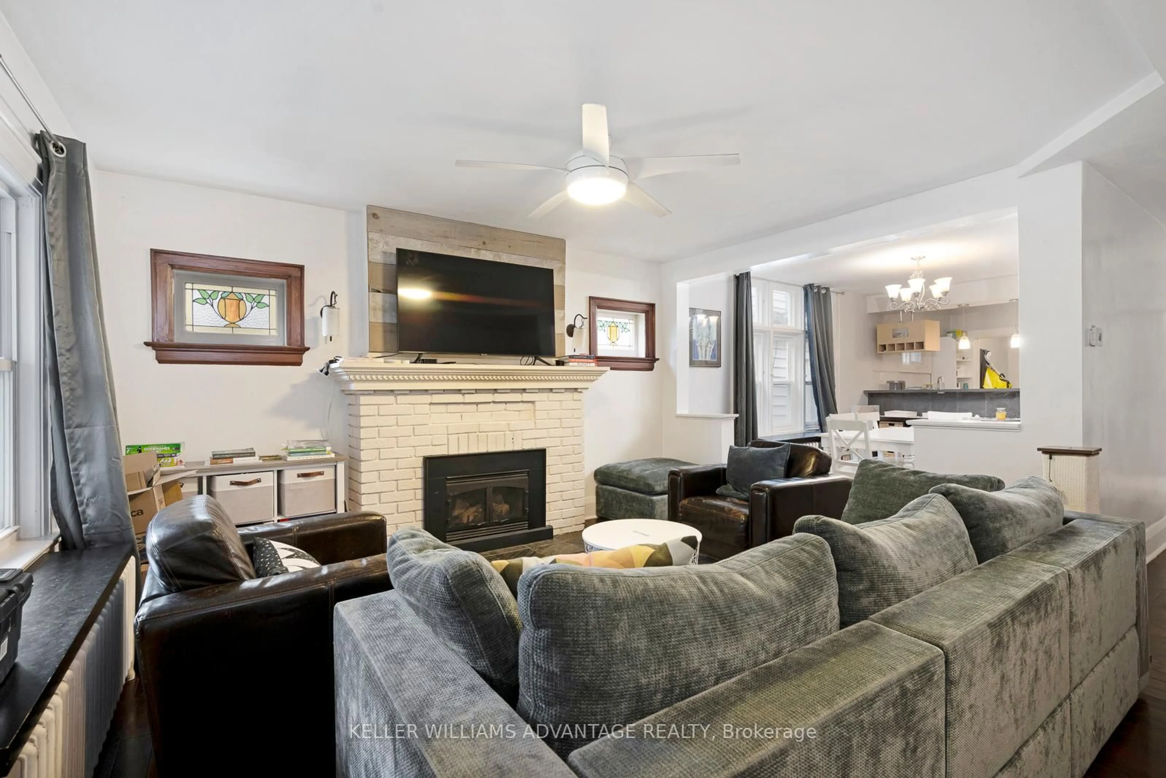 Living room with furniture, unknown for 585 Woodbine Ave, Toronto Ontario M4E 2H9