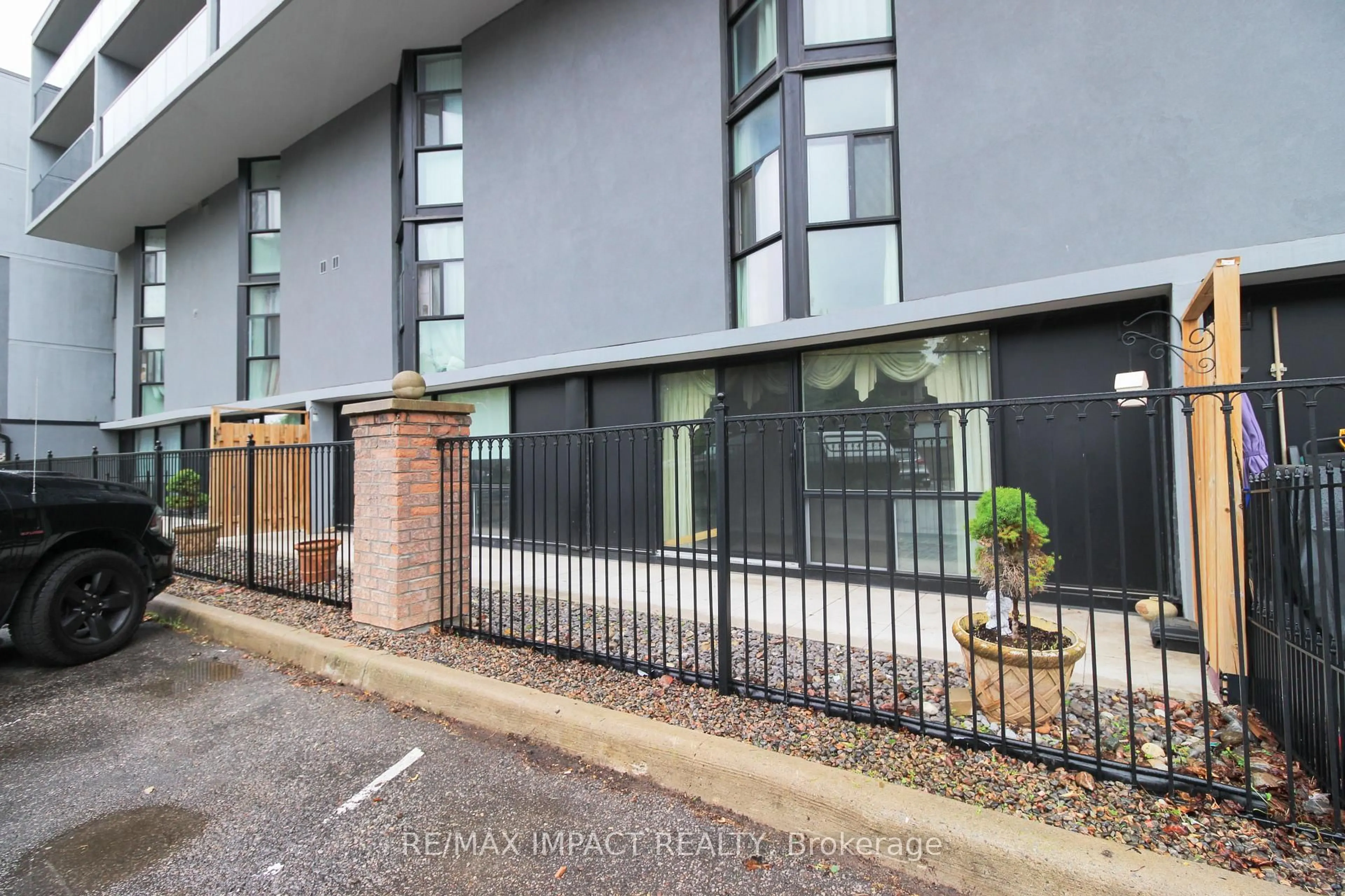 A pic from outside/outdoor area/front of a property/back of a property/a pic from drone, building for 454 Centre St #112, Oshawa Ontario L1H 4C2