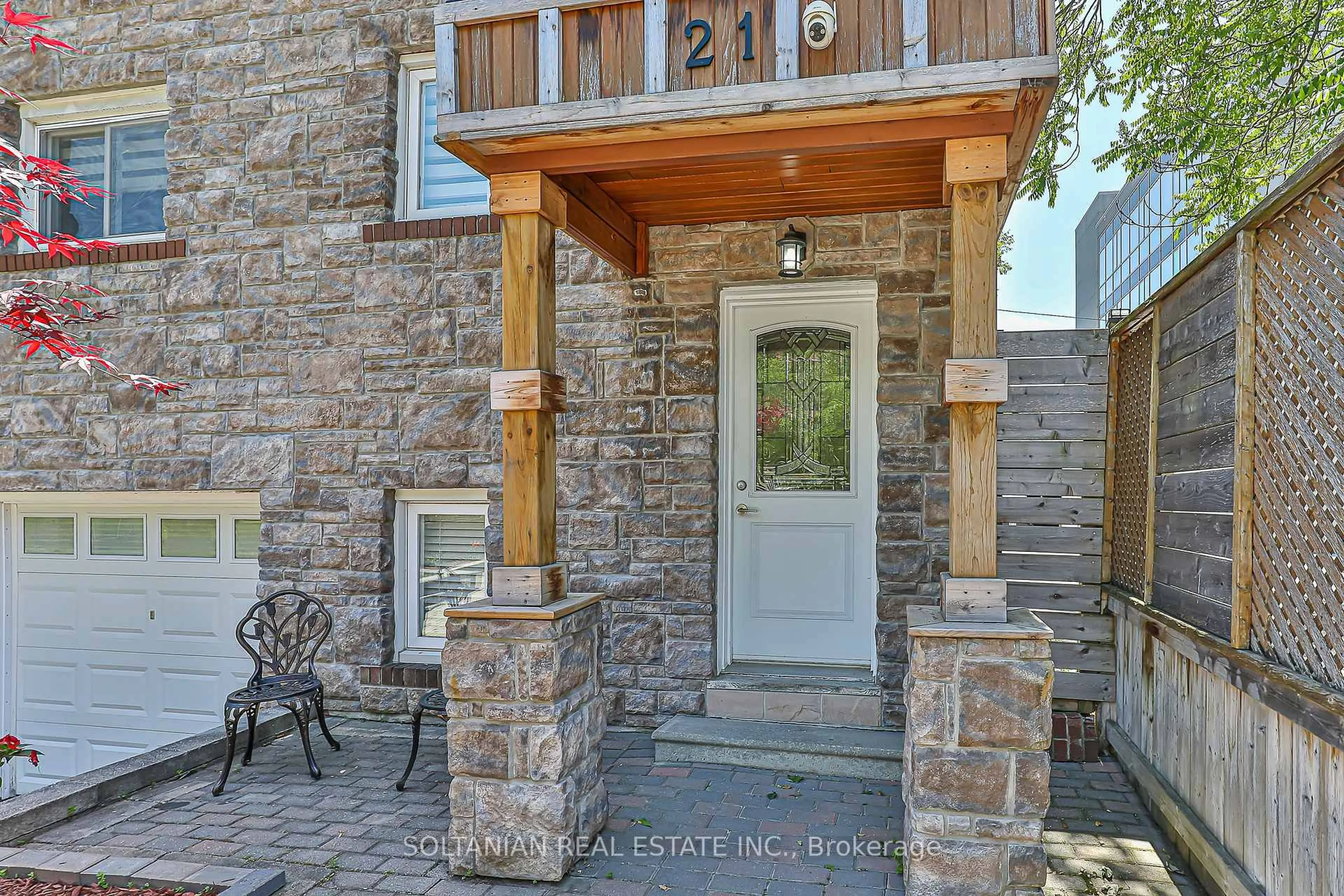 Indoor entryway for 21 Pretoria Ave, Toronto Ontario M4K 1T2