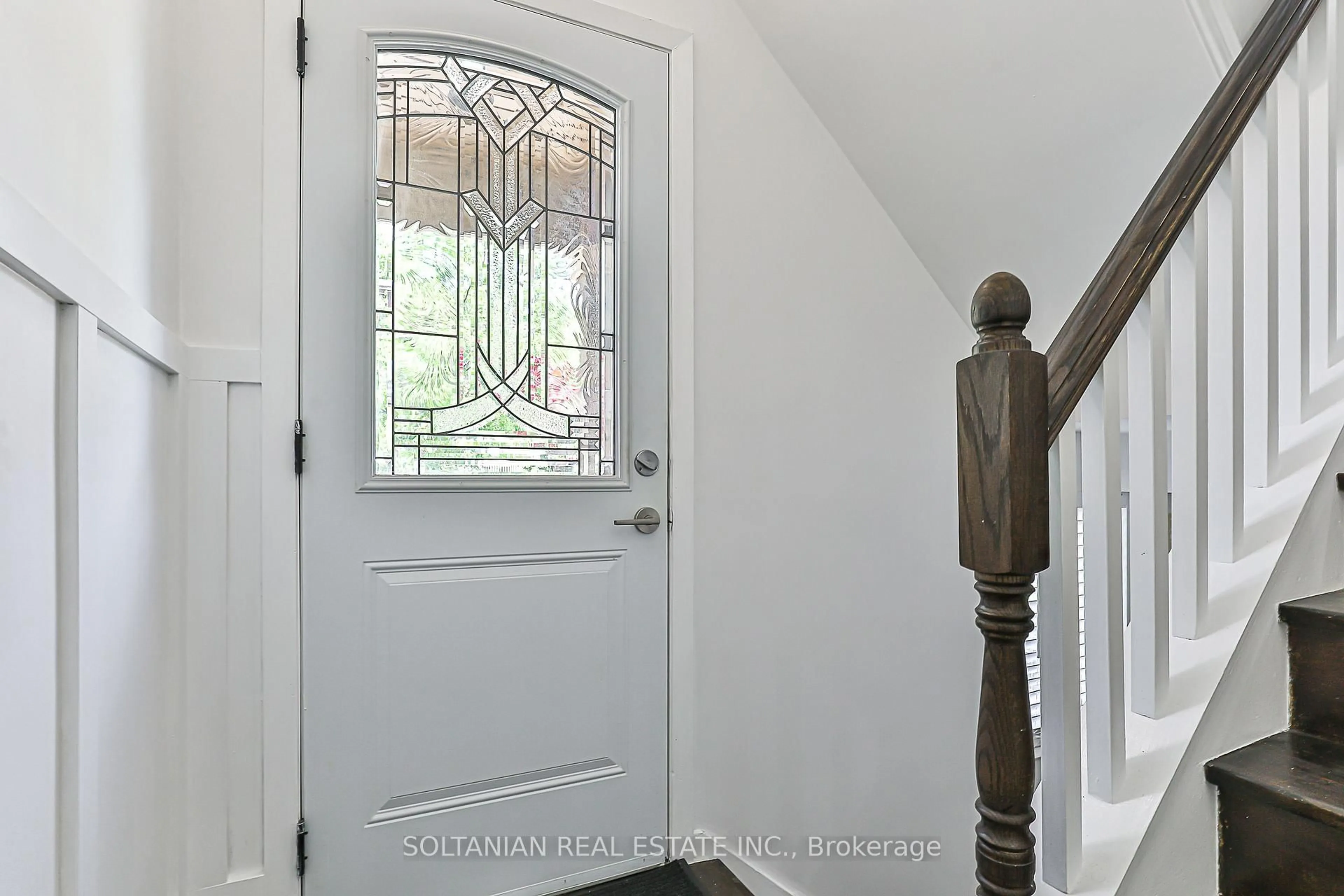 Indoor entryway for 21 Pretoria Ave, Toronto Ontario M4K 1T2