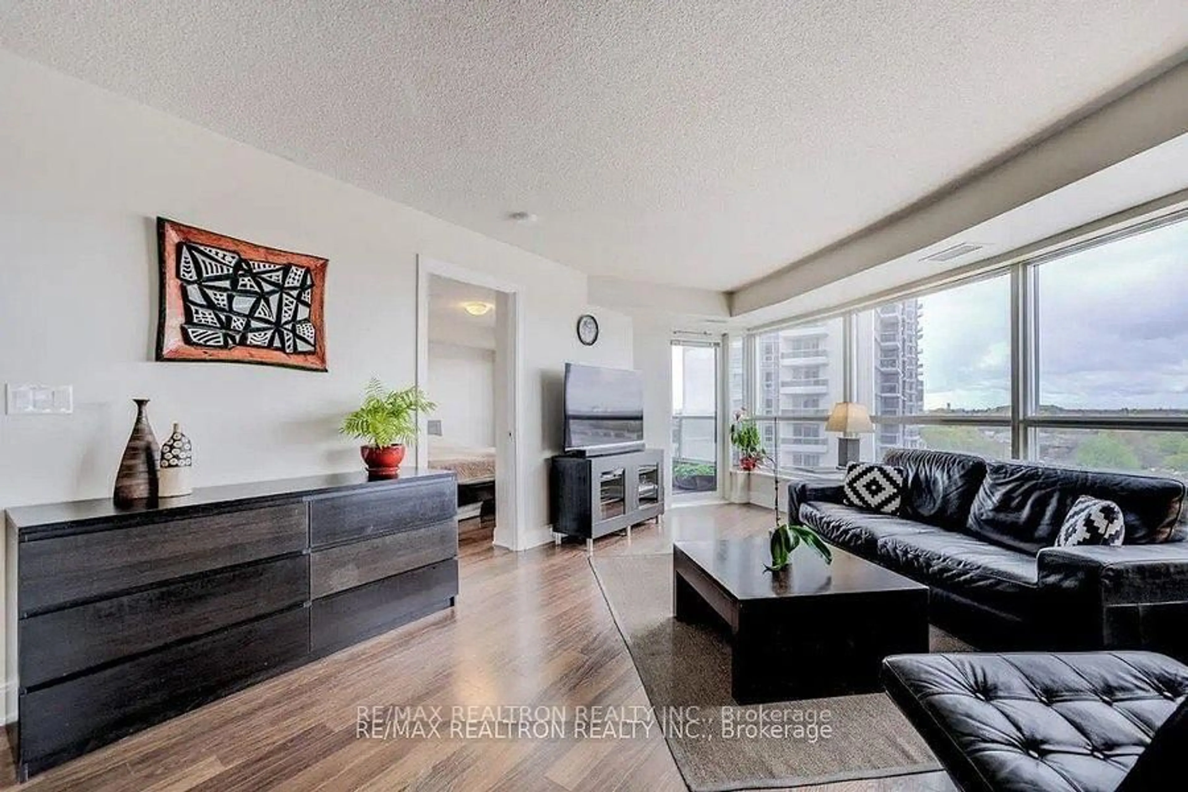 Living room with furniture, wood/laminate floor for 135 Village Green Sq #824, Toronto Ontario M1S 0G4