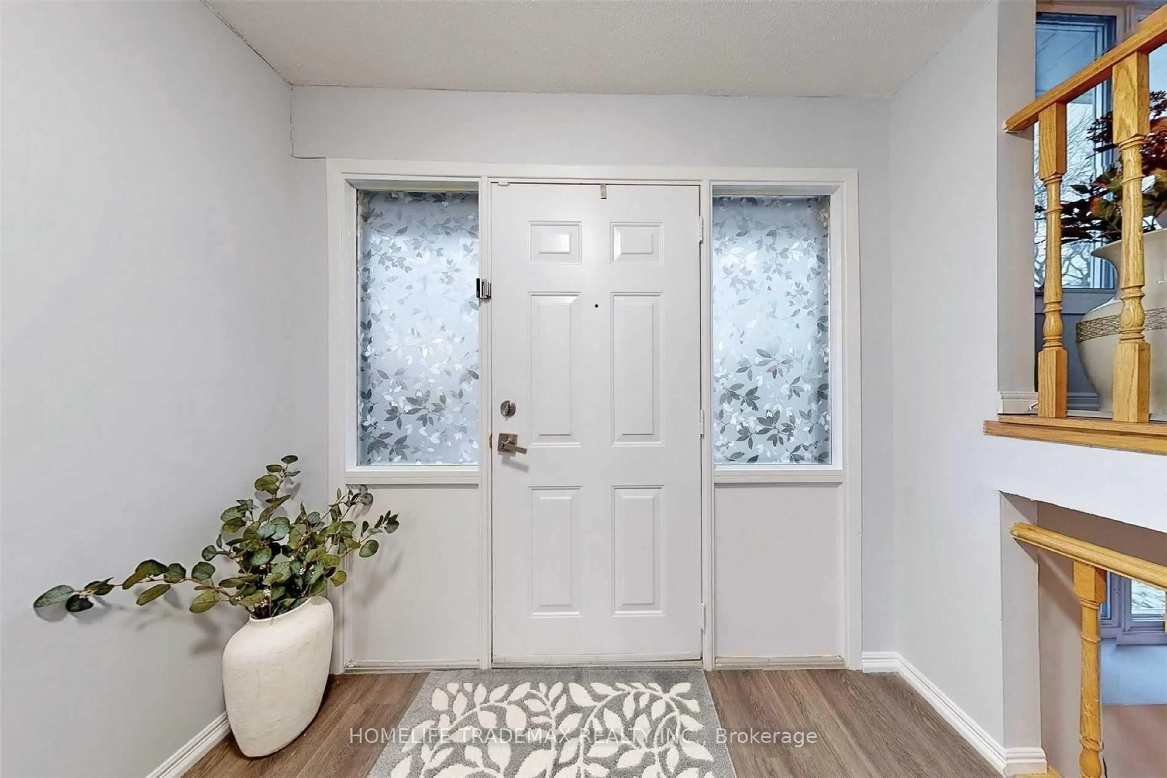 Indoor entryway for 22 Renfield Cres, Whitby Ontario L1P 1B4