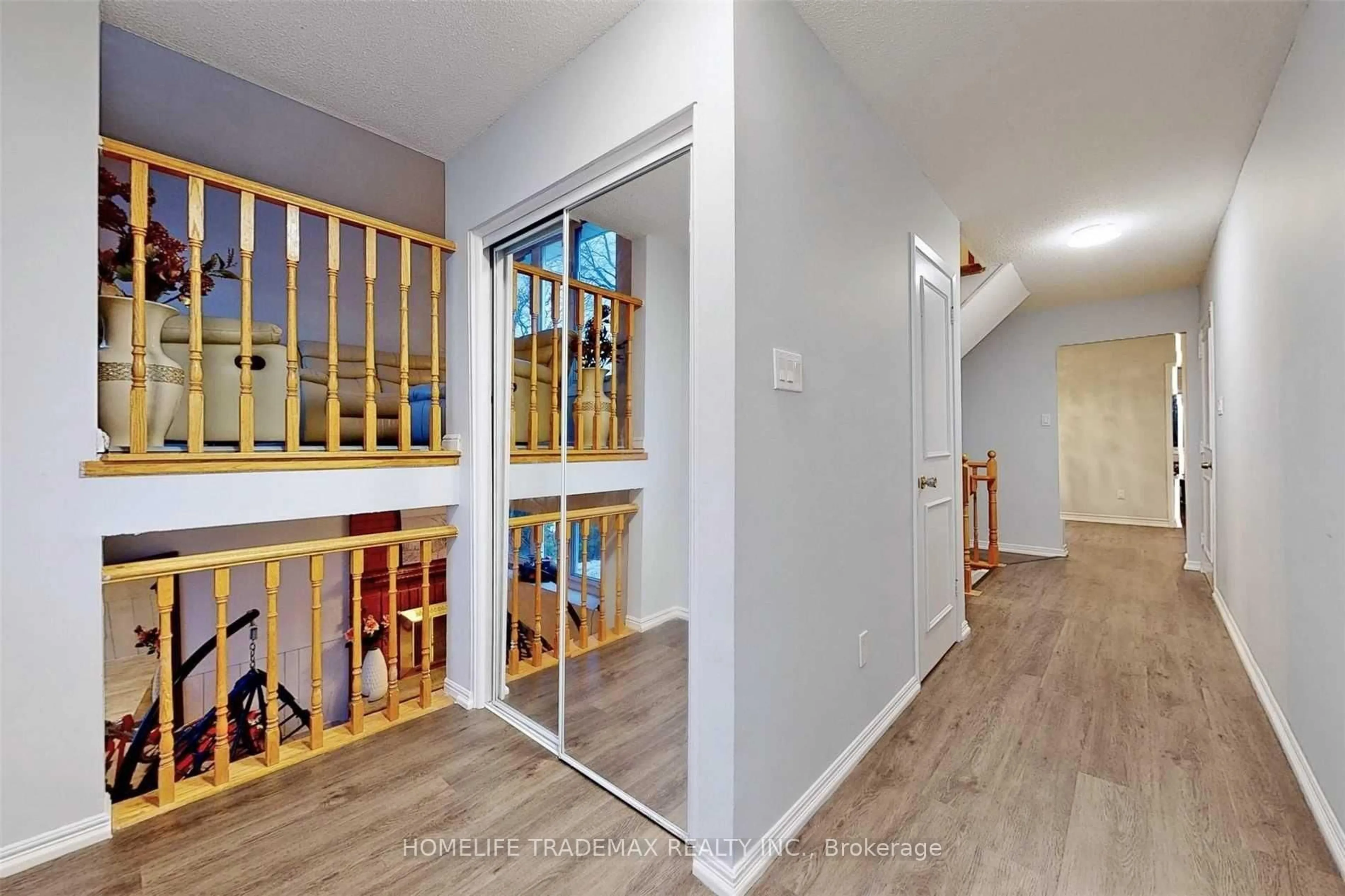 Indoor entryway for 22 Renfield Cres, Whitby Ontario L1P 1B4