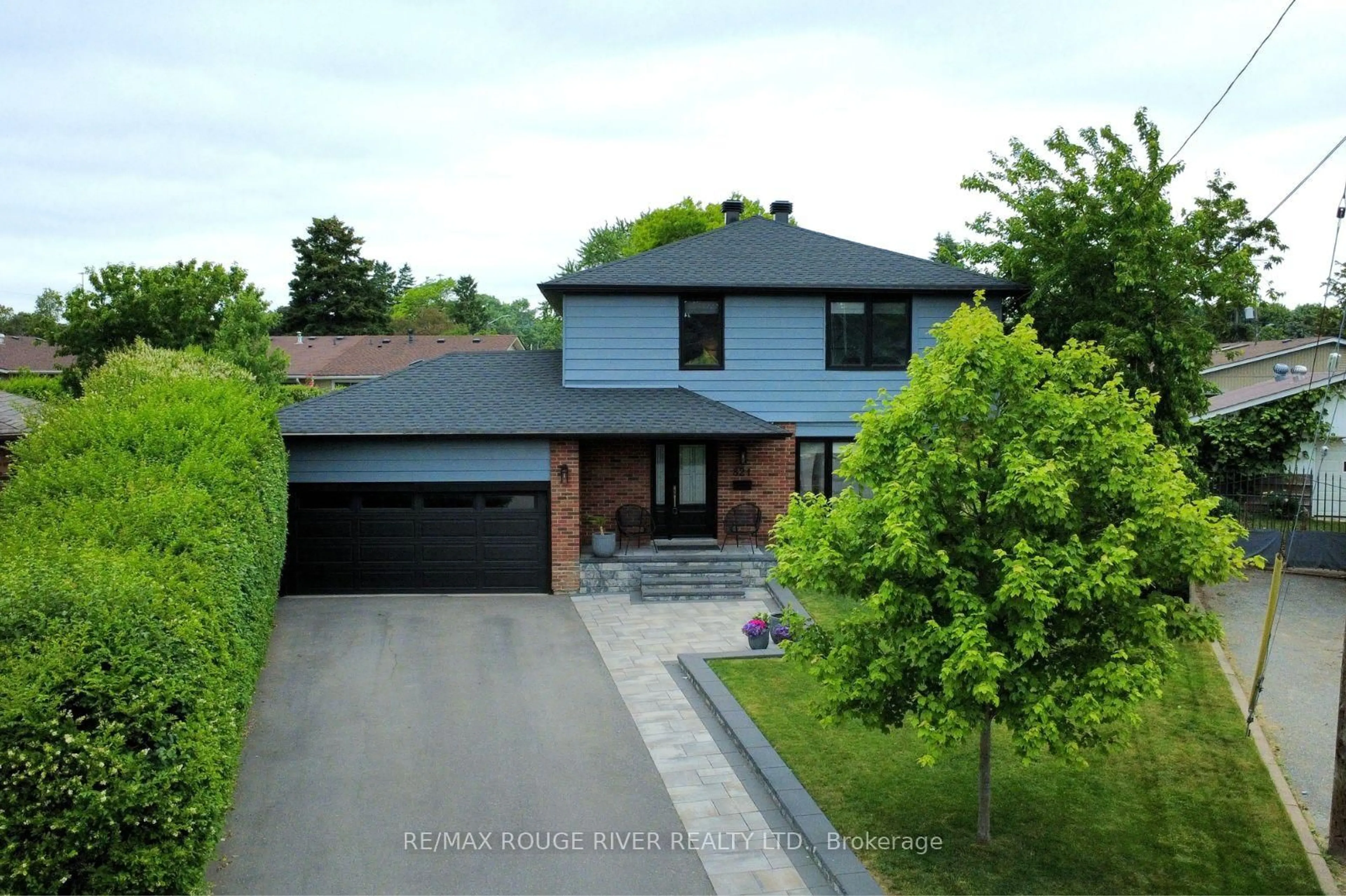 A pic from outside/outdoor area/front of a property/back of a property/a pic from drone, street for 821 HANWORTH Crt, Pickering Ontario L1W 2K6