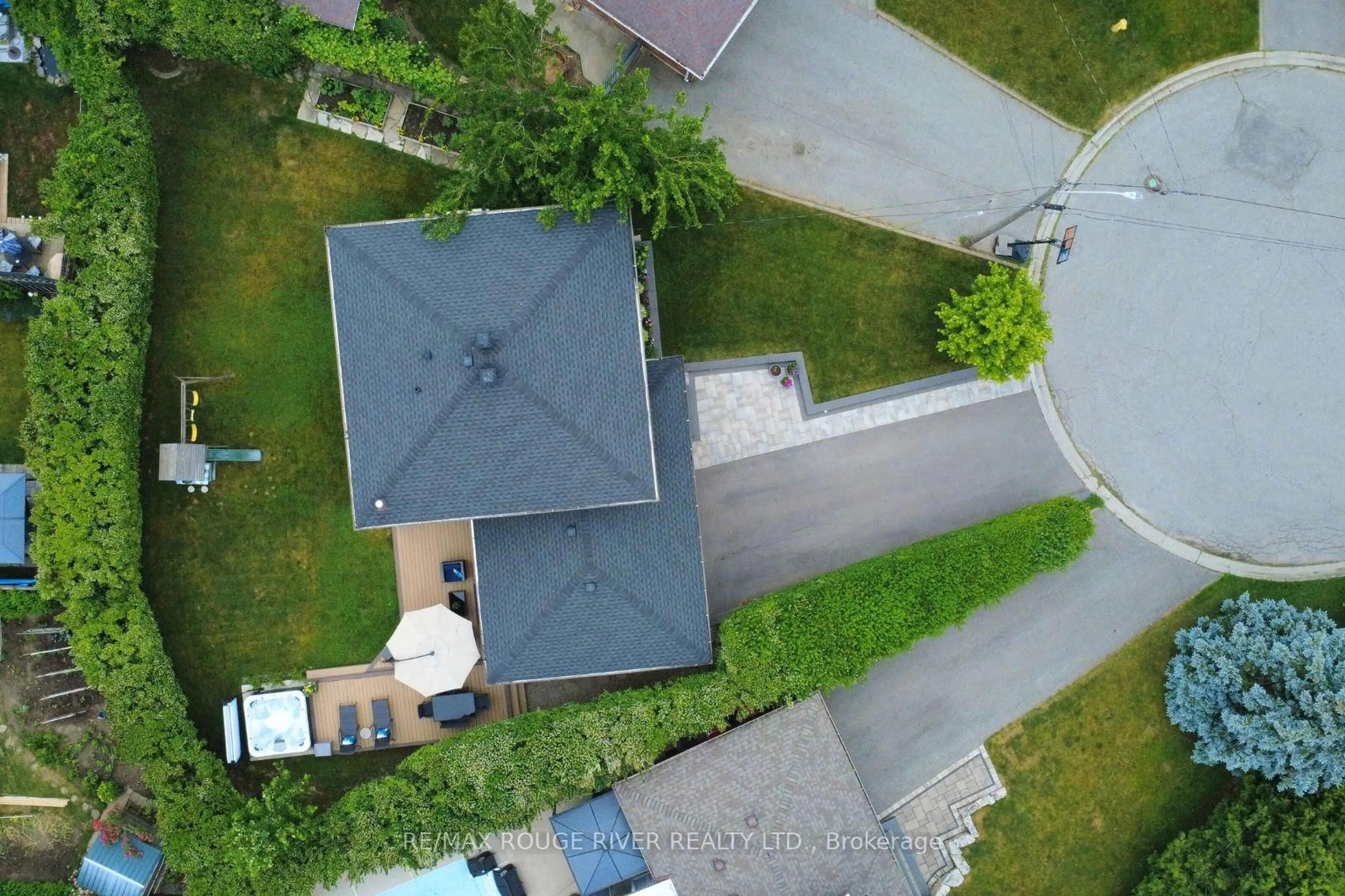 A pic from outside/outdoor area/front of a property/back of a property/a pic from drone, street for 821 HANWORTH Crt, Pickering Ontario L1W 2K6