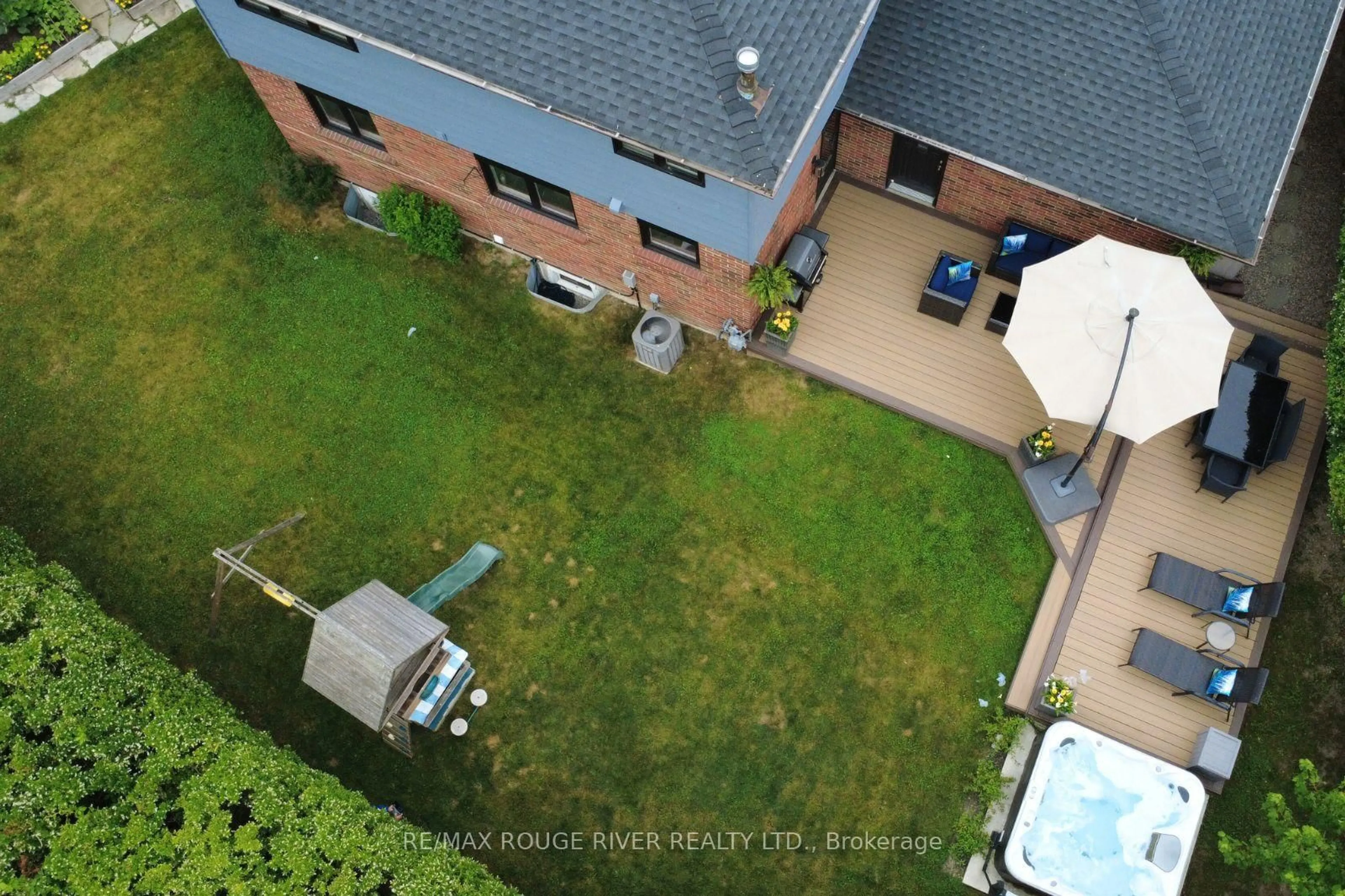 A pic from outside/outdoor area/front of a property/back of a property/a pic from drone, unknown for 821 HANWORTH Crt, Pickering Ontario L1W 2K6