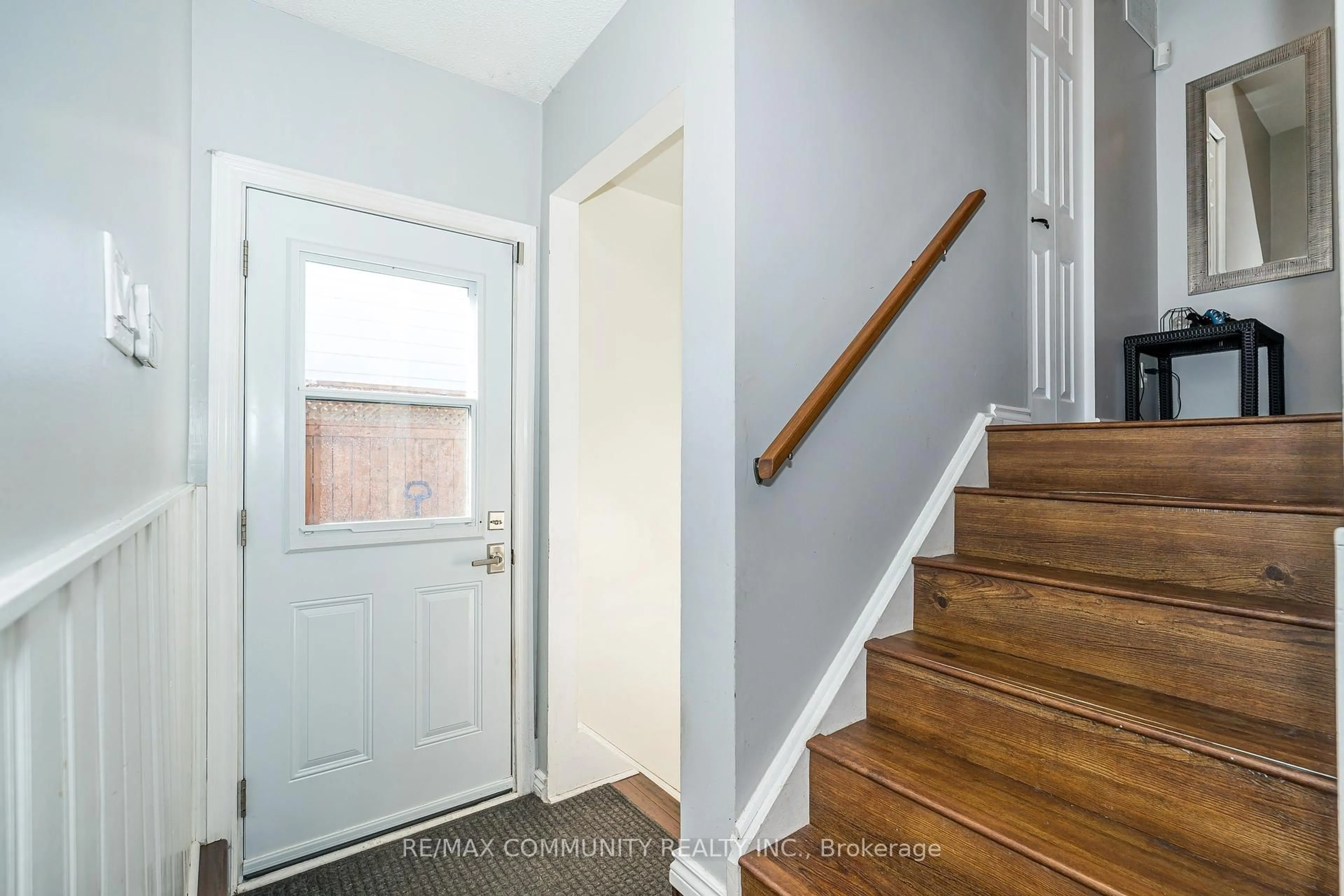 Indoor entryway for 506 Lanark Dr, Oshawa Ontario L1J 6H7