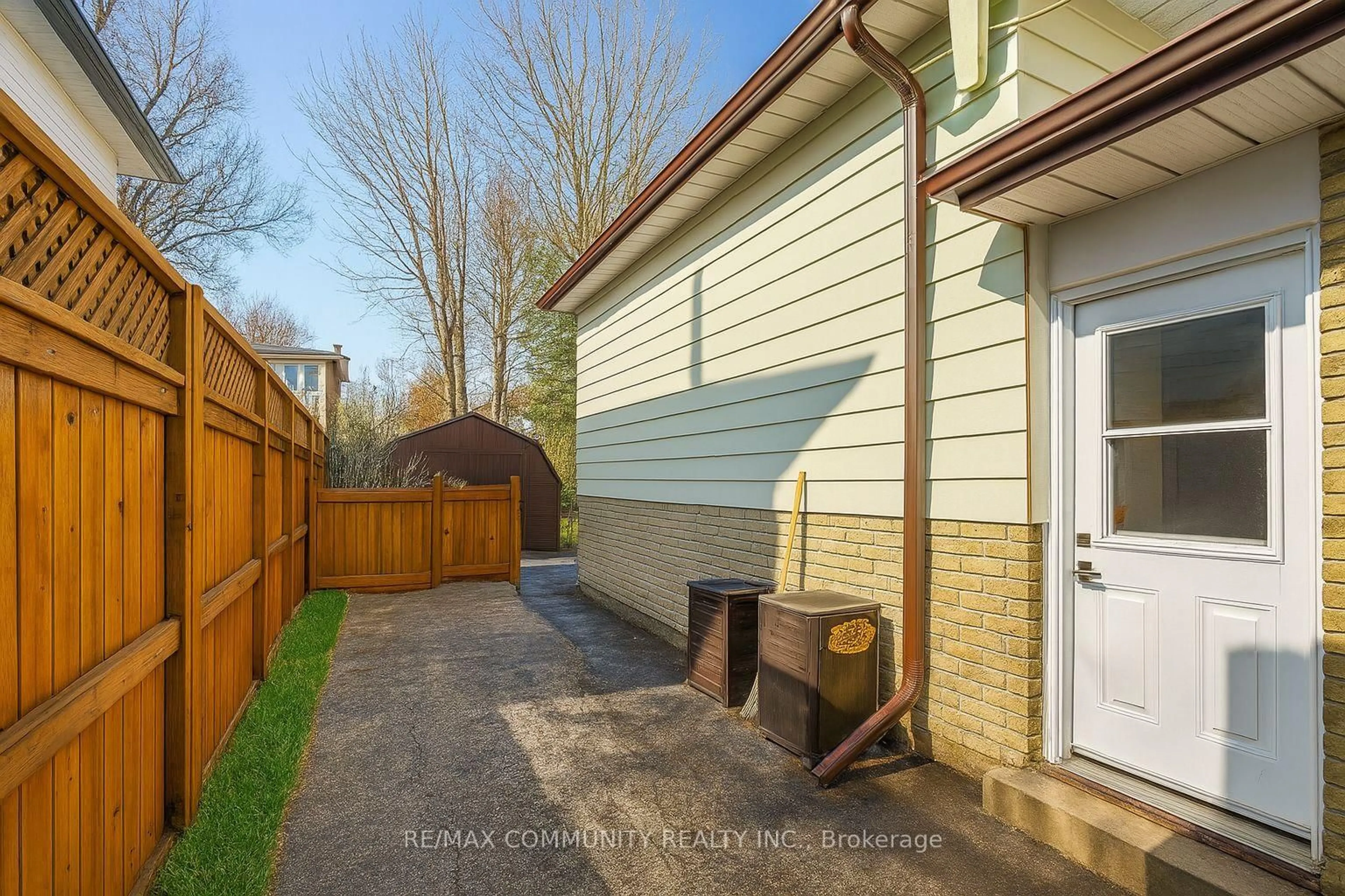Patio, street for 506 Lanark Dr, Oshawa Ontario L1J 6H7