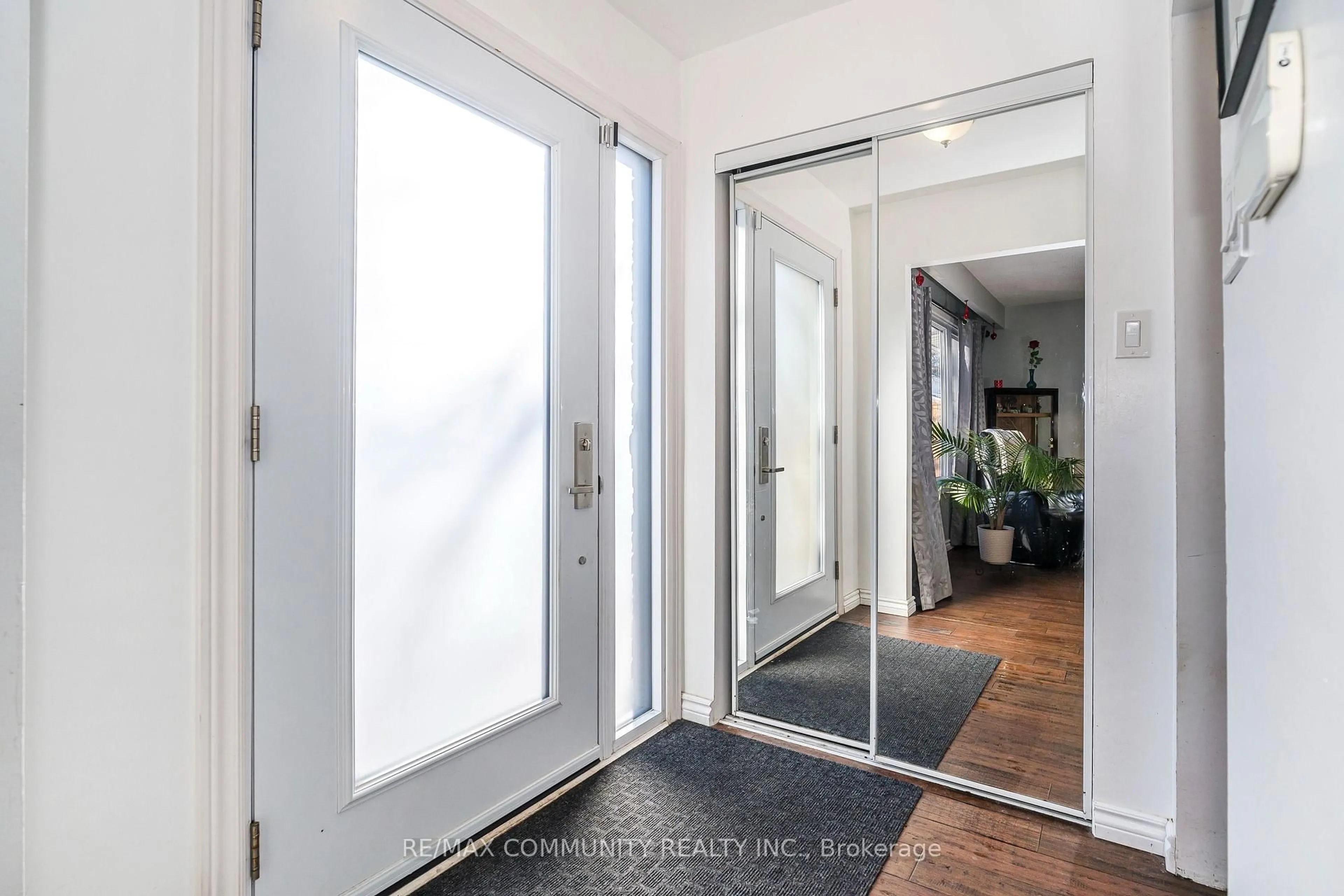 Indoor entryway for 506 Lanark Dr, Oshawa Ontario L1J 6H7