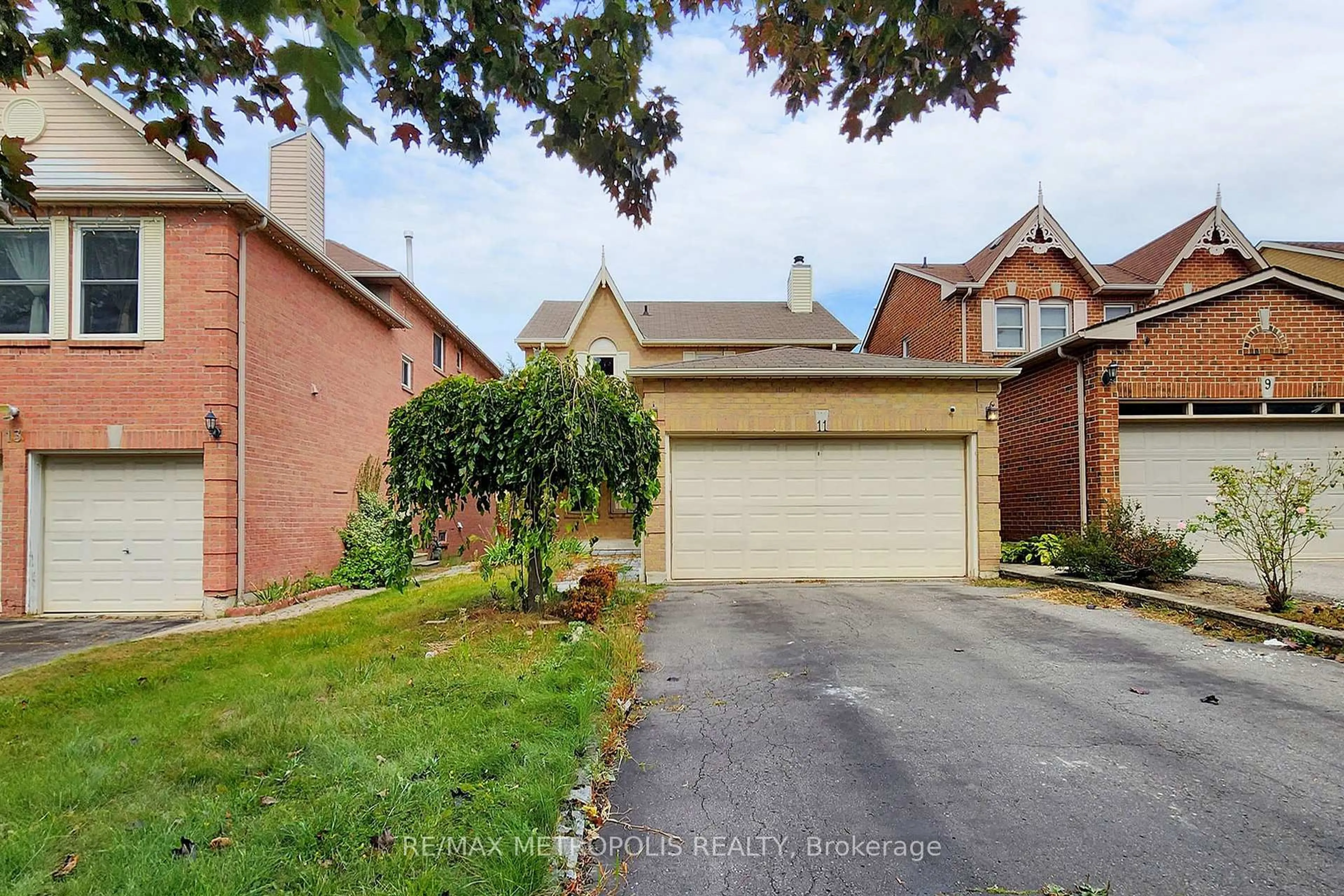 A pic from outside/outdoor area/front of a property/back of a property/a pic from drone, street for 11 Noake Cres, Ajax Ontario L1T 3L4