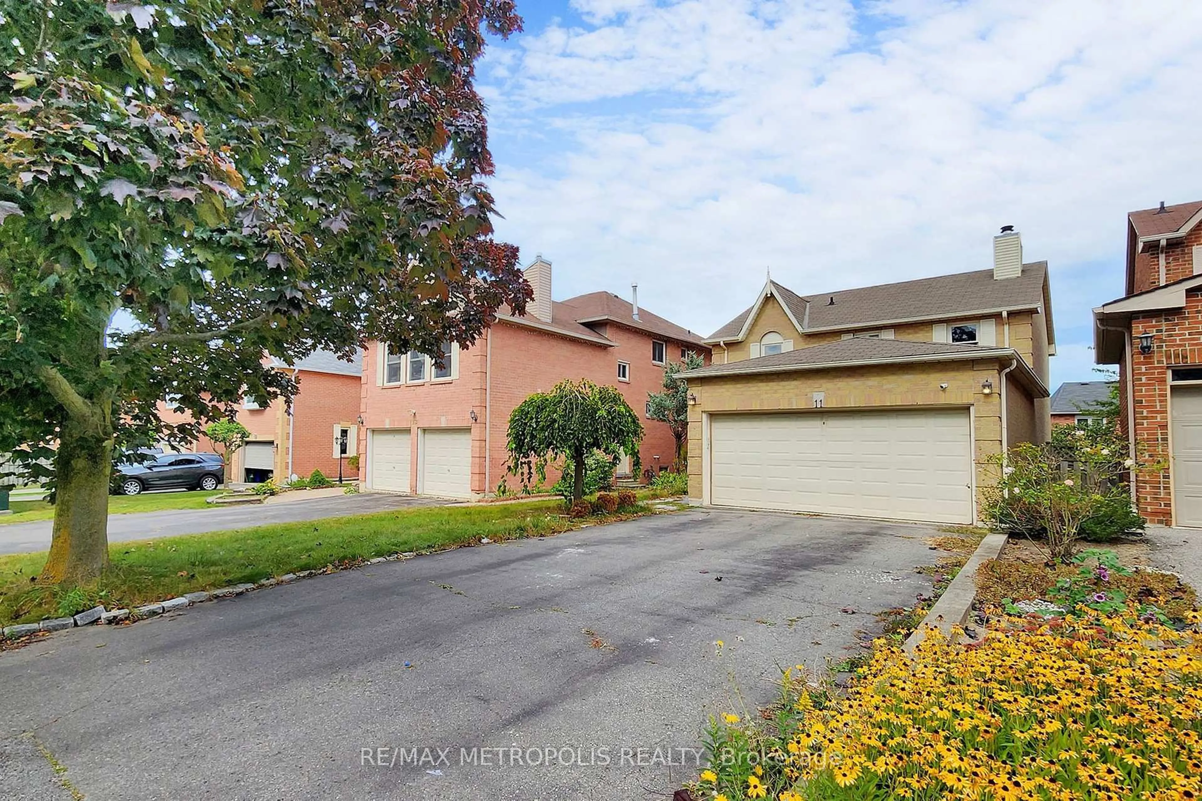 A pic from outside/outdoor area/front of a property/back of a property/a pic from drone, street for 11 Noake Cres, Ajax Ontario L1T 3L4