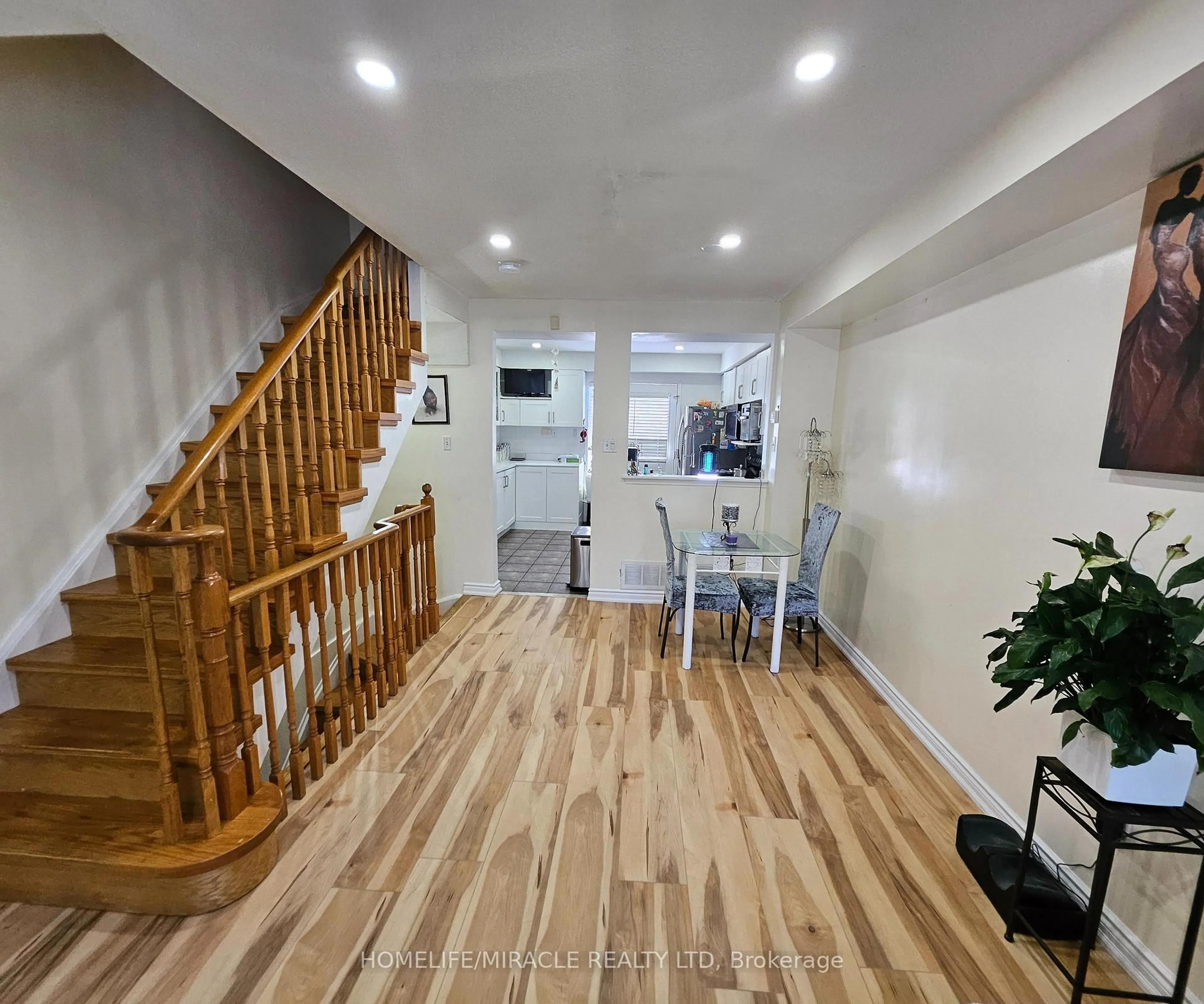 Indoor foyer for 57 Hedge End Rd #8, Toronto Ontario M1B 5Z4
