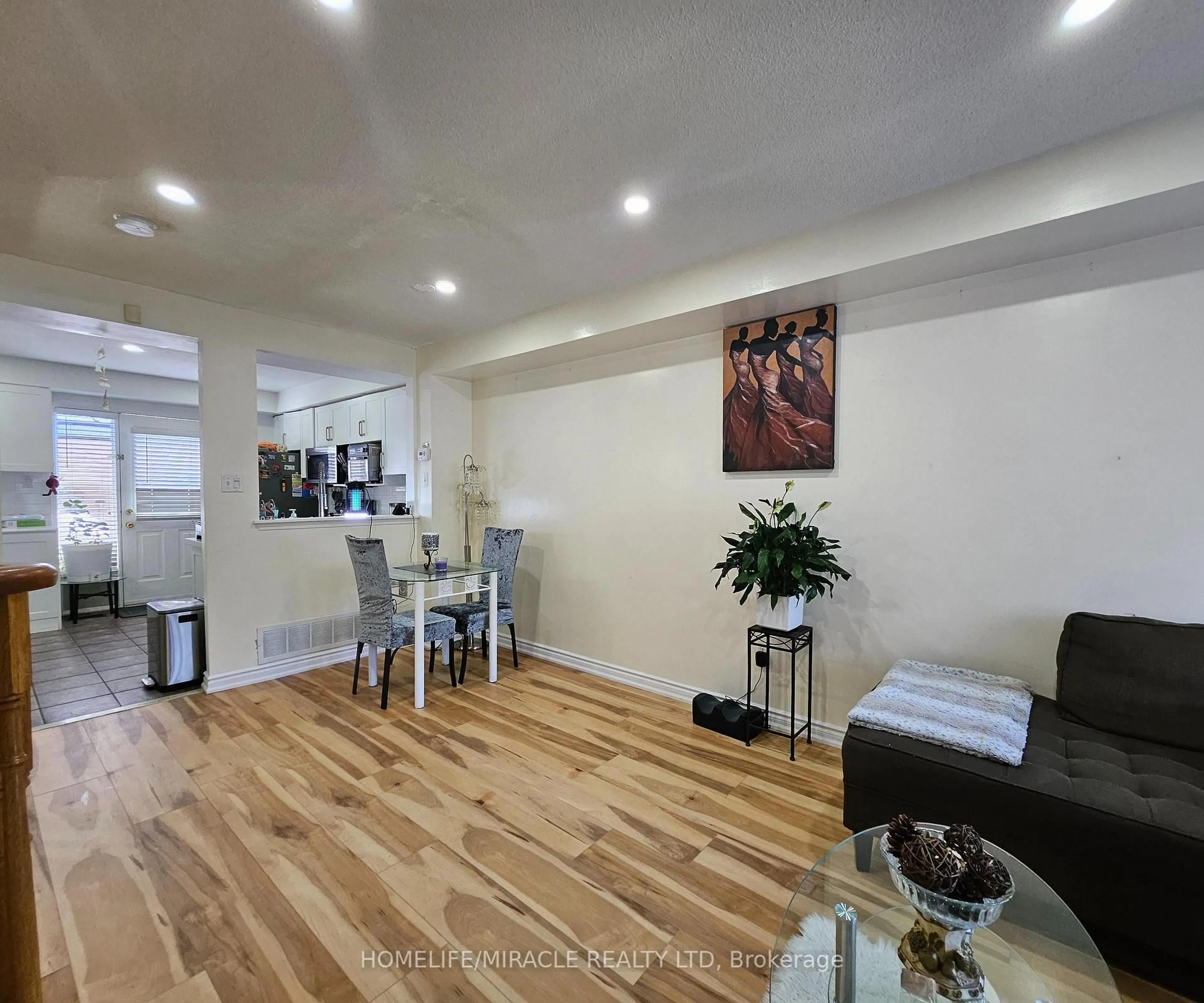 Living room with furniture, wood/laminate floor for 57 Hedge End Rd #8, Toronto Ontario M1B 5Z4