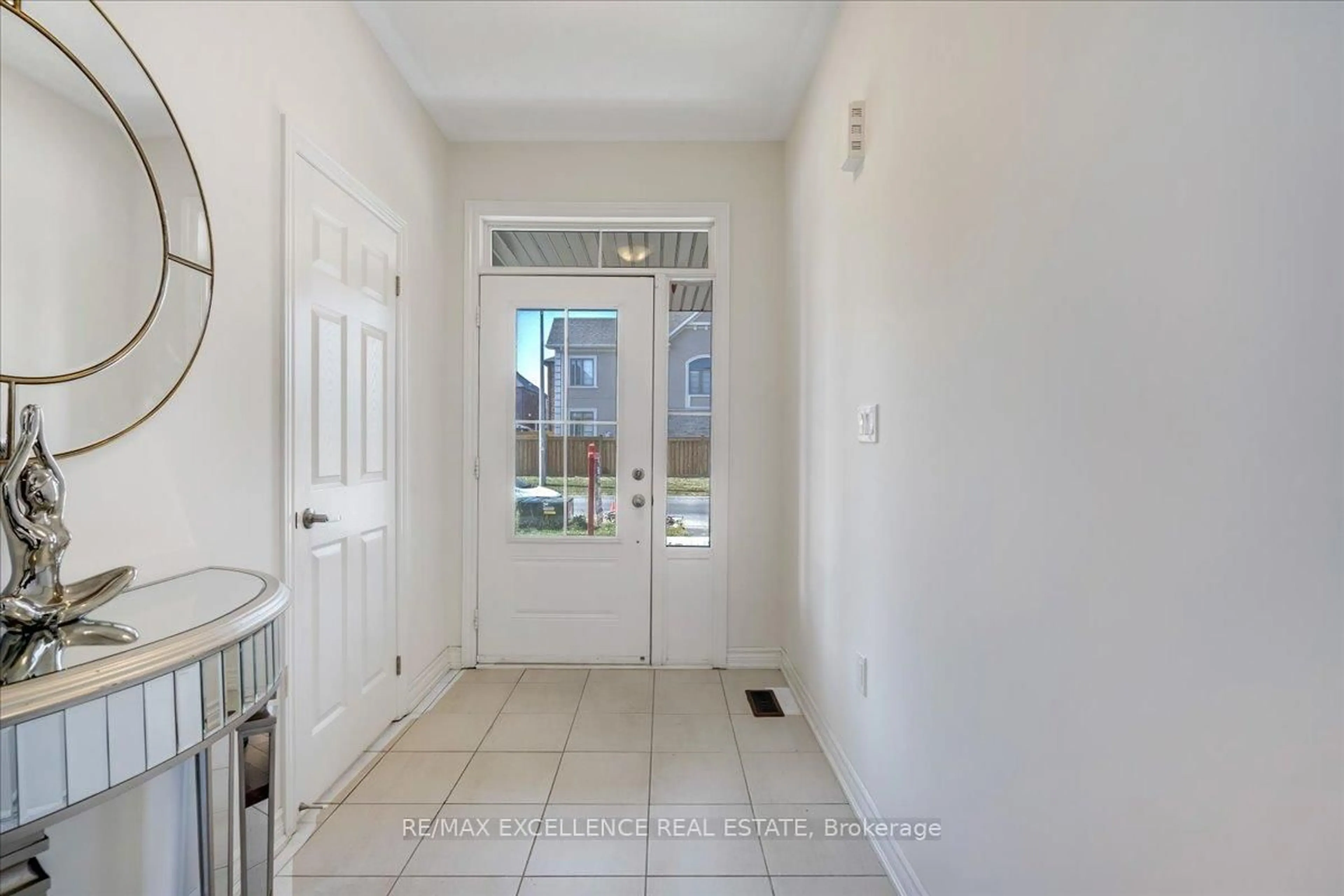 Indoor entryway for 1315 Apollo St, Oshawa Ontario L1K 3E6