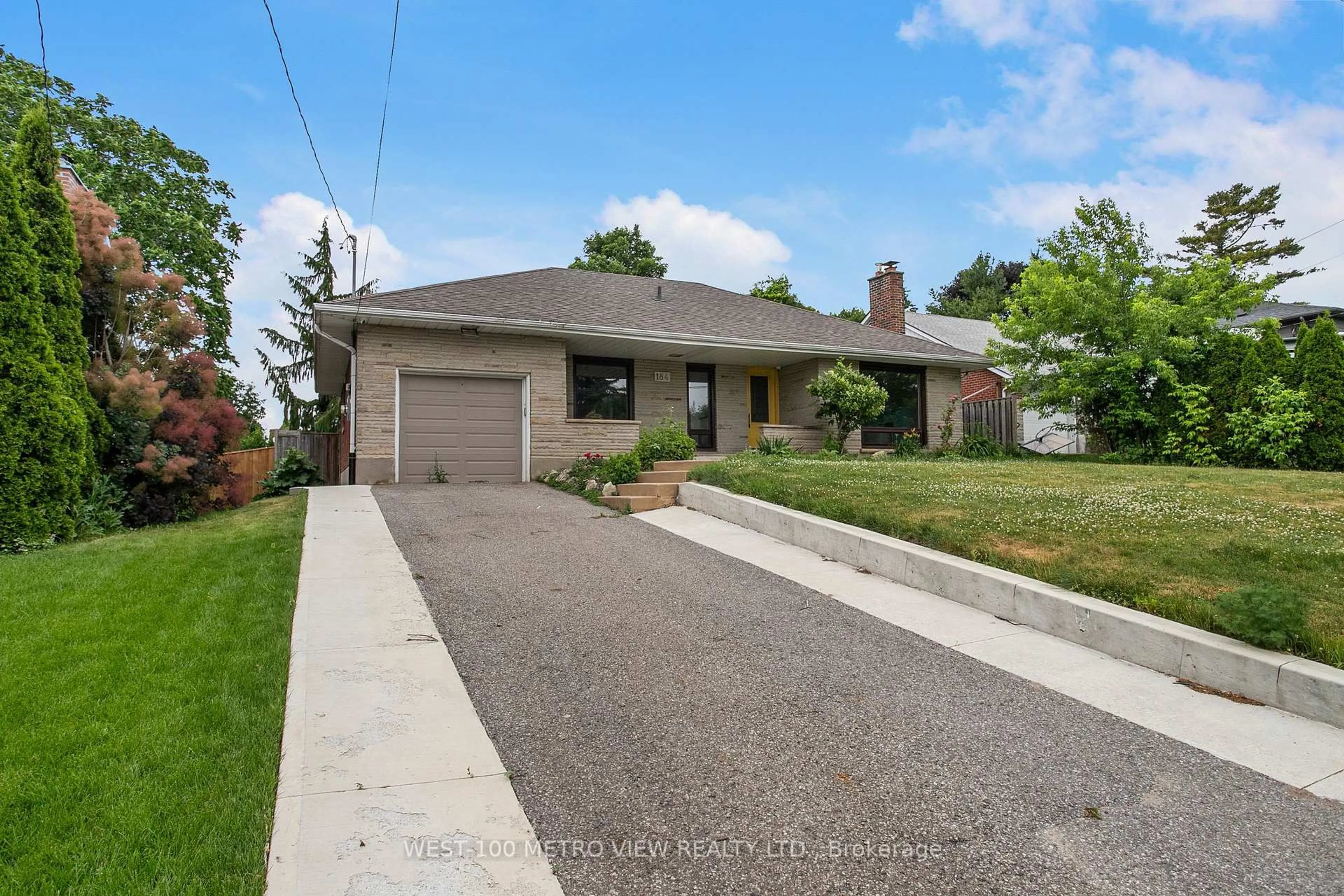 Home with brick exterior material, street for 184 Winona Ave, Oshawa Ontario L1G 3H5