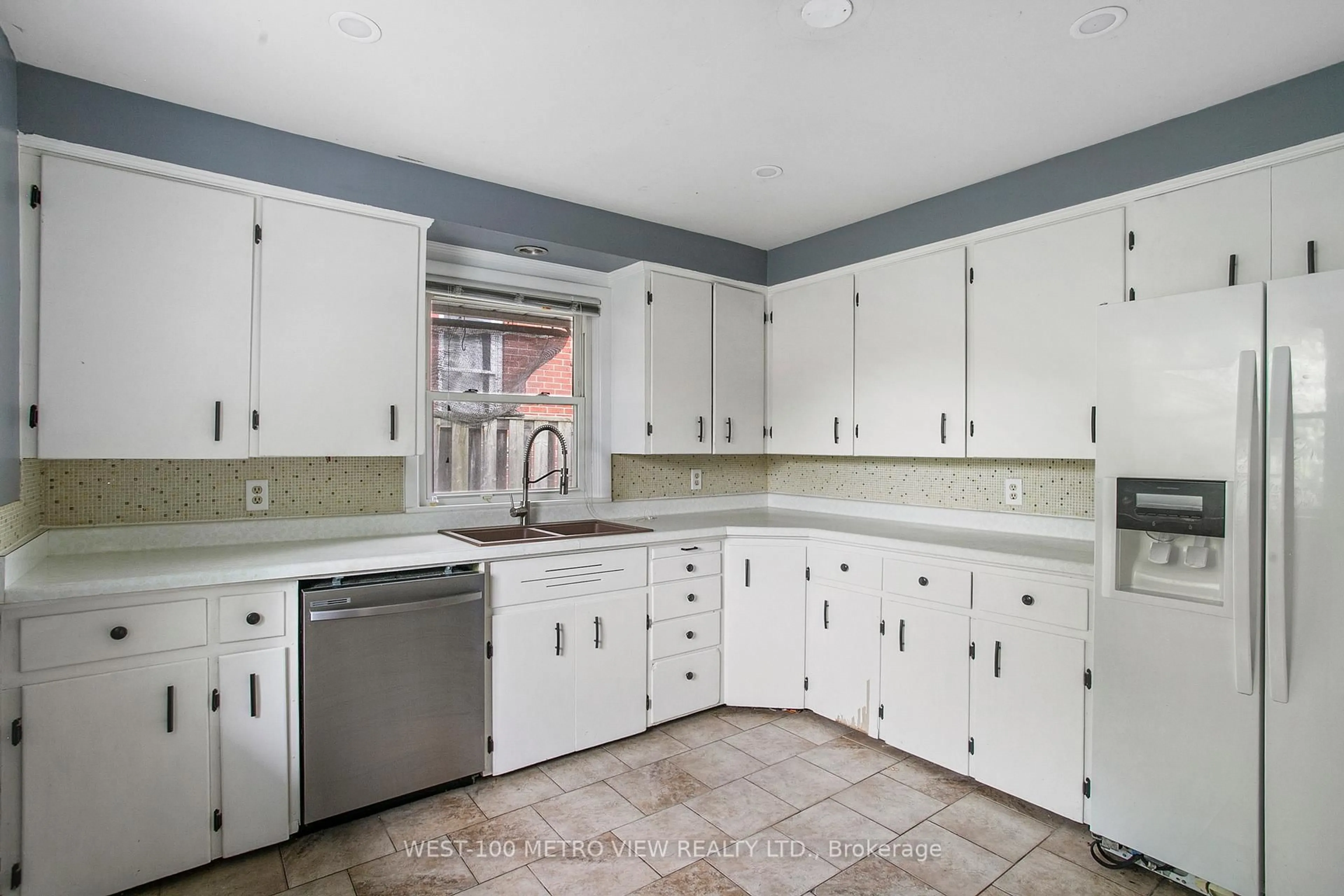 Standard kitchen, ceramic/tile floor for 184 Winona Ave, Oshawa Ontario L1G 3H5