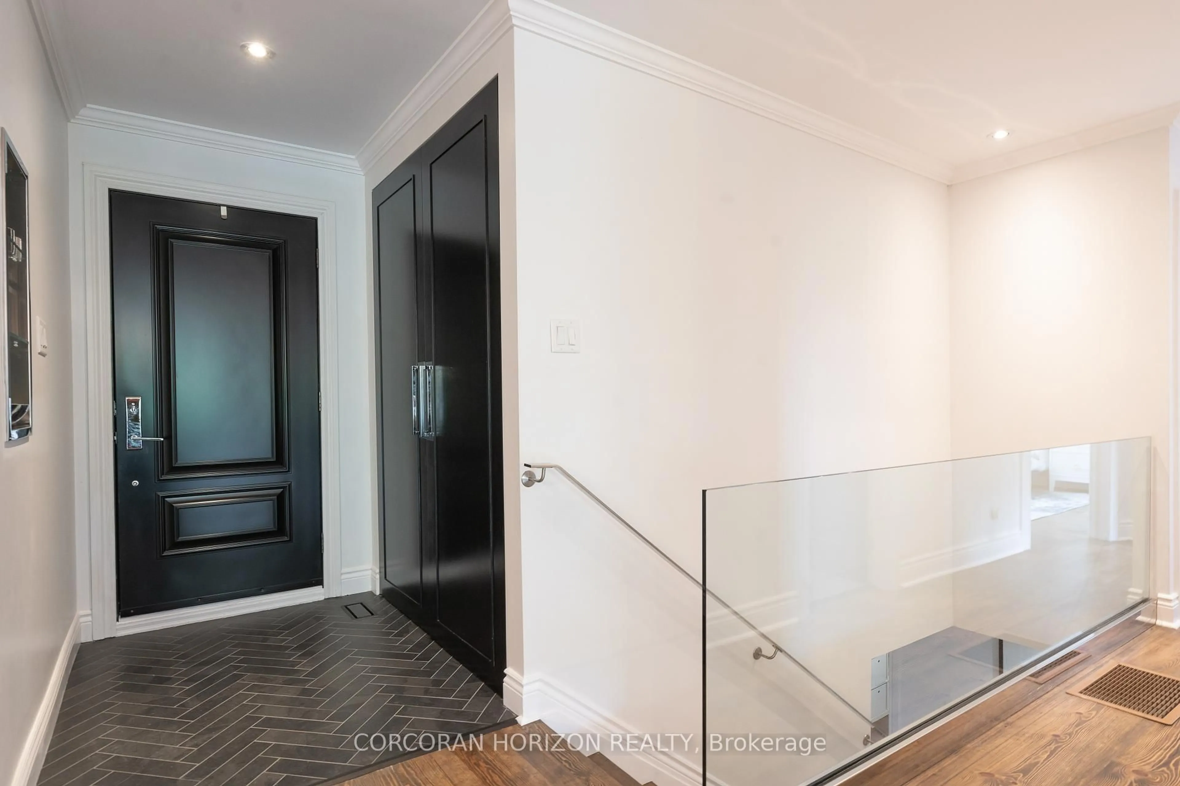Indoor foyer for 15 McNab Blvd, Toronto Ontario M1M 2W3