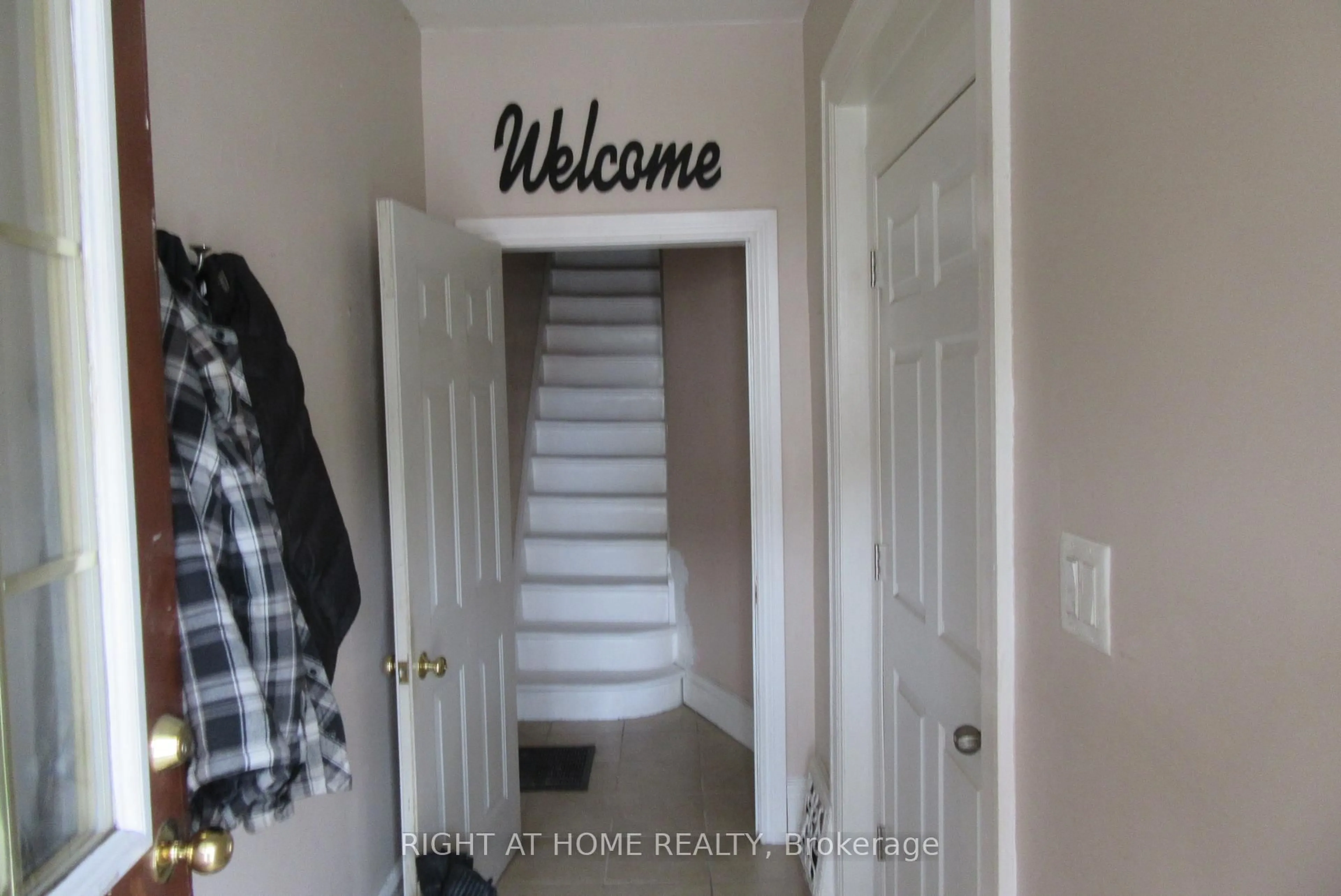 Indoor entryway for 185 Arthur St, Oshawa Ontario L1H 1N4