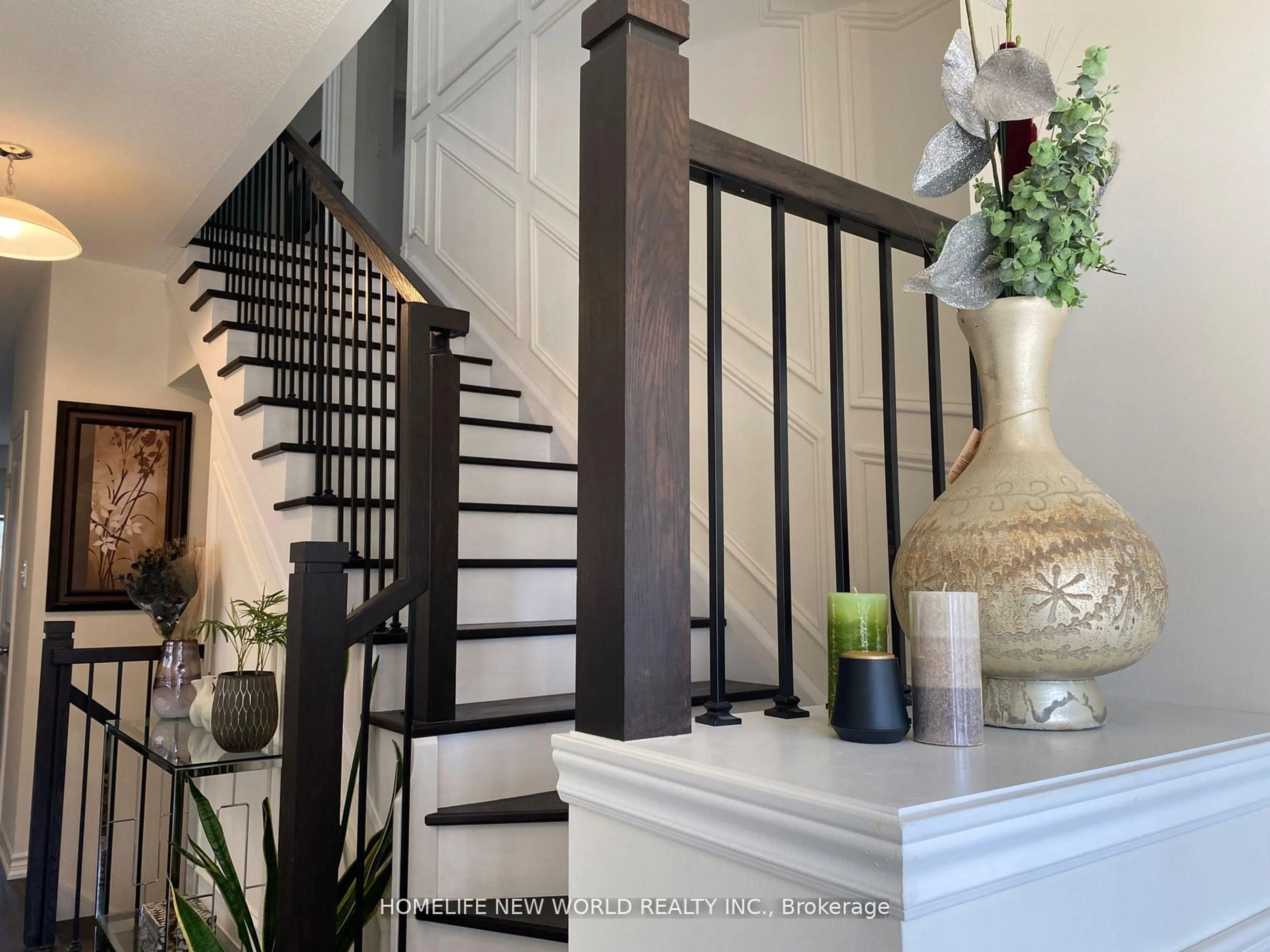 Indoor entryway for 2406 Angora St, Pickering Ontario L1X 0M6