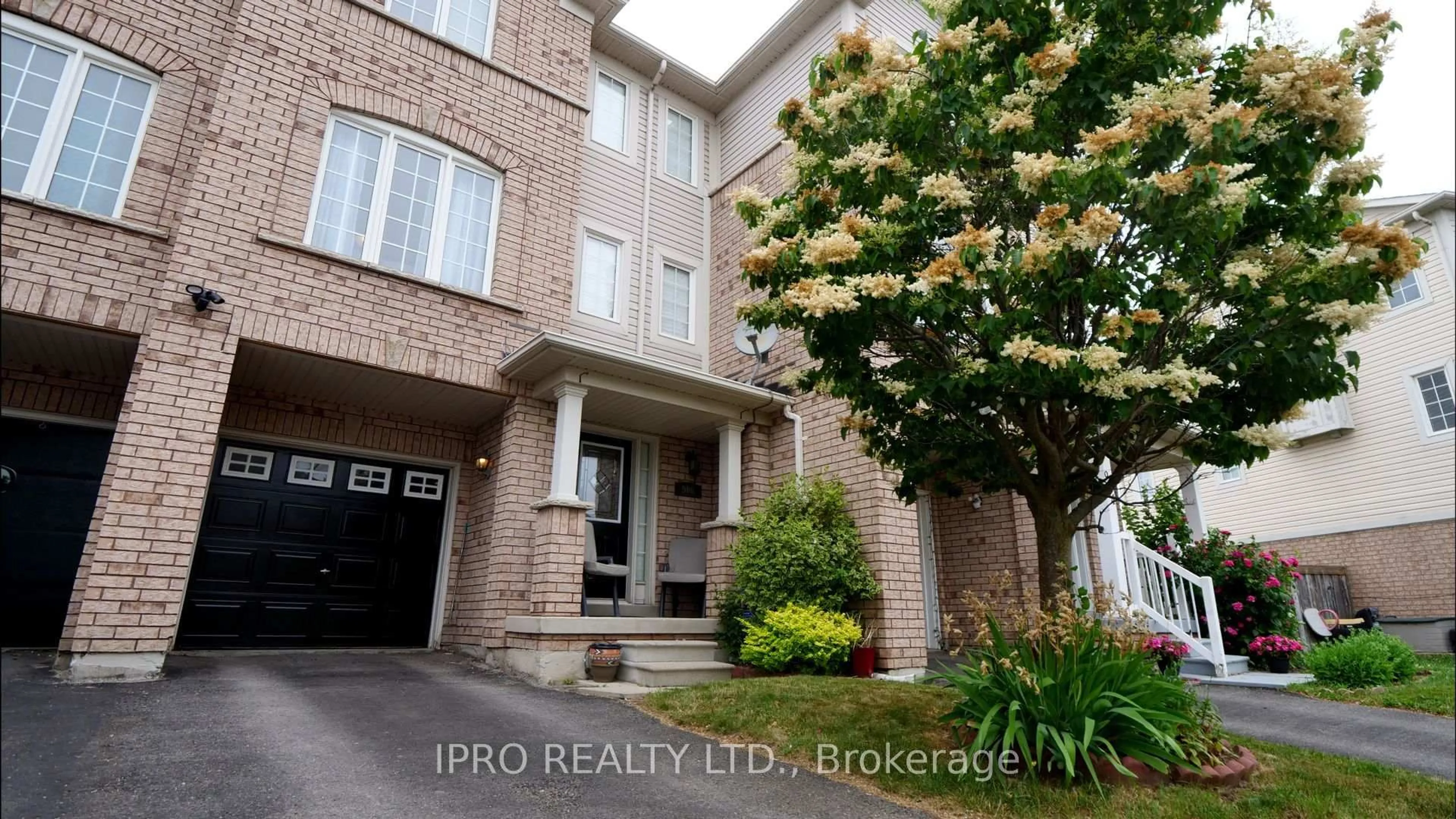 Indoor entryway for 906 Bourne Cres, Oshawa Ontario L1H 8X5