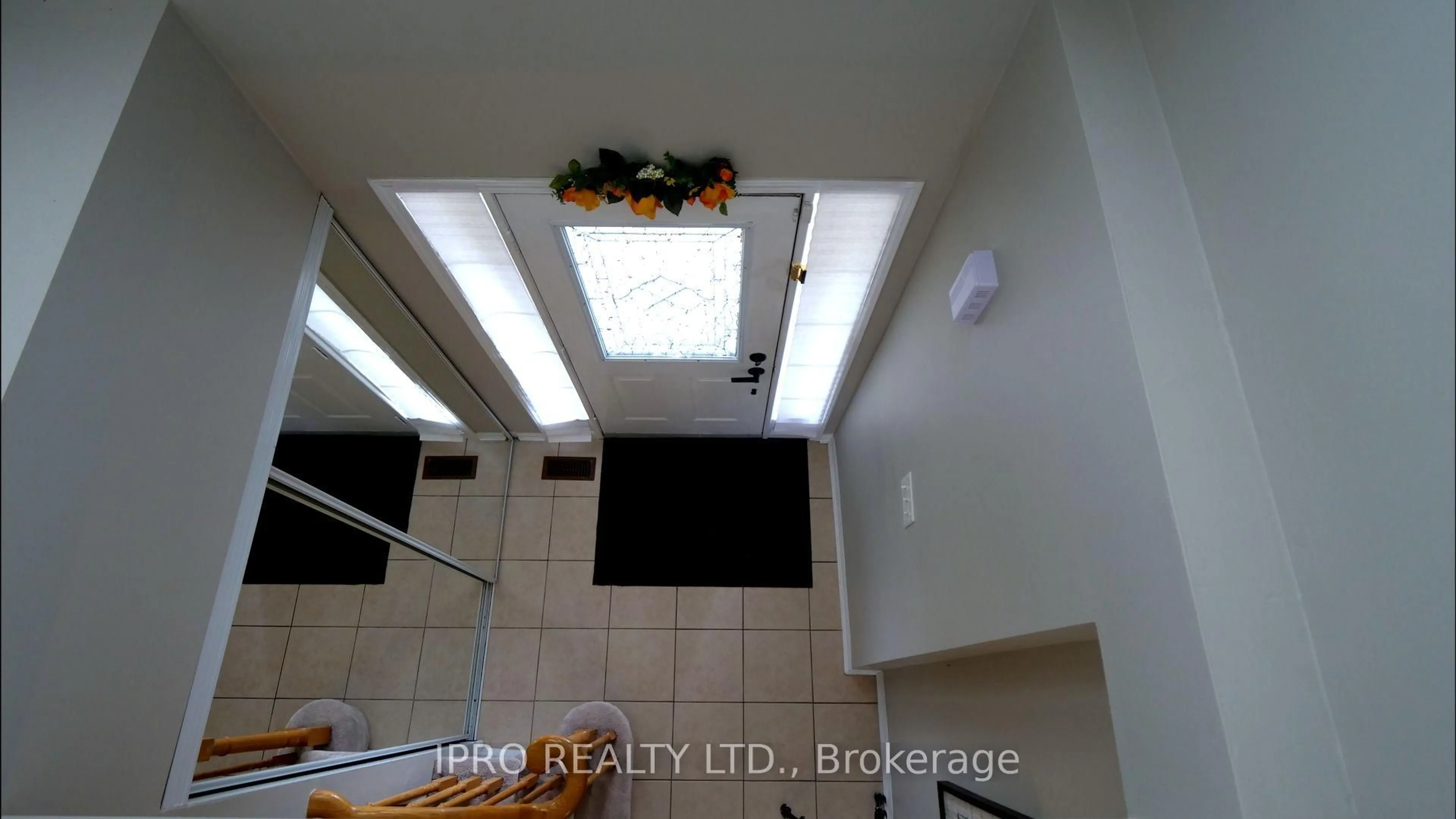 Indoor entryway for 906 Bourne Cres, Oshawa Ontario L1H 8X5
