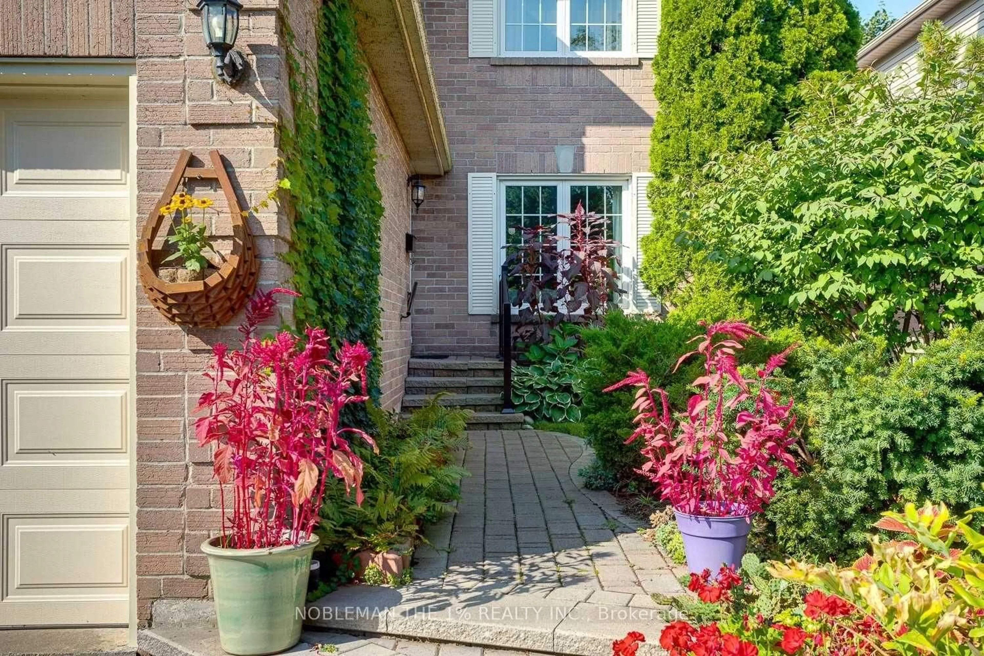 Patio, street for 8 Inglis Ave, Clarington Ontario L1E 2A8