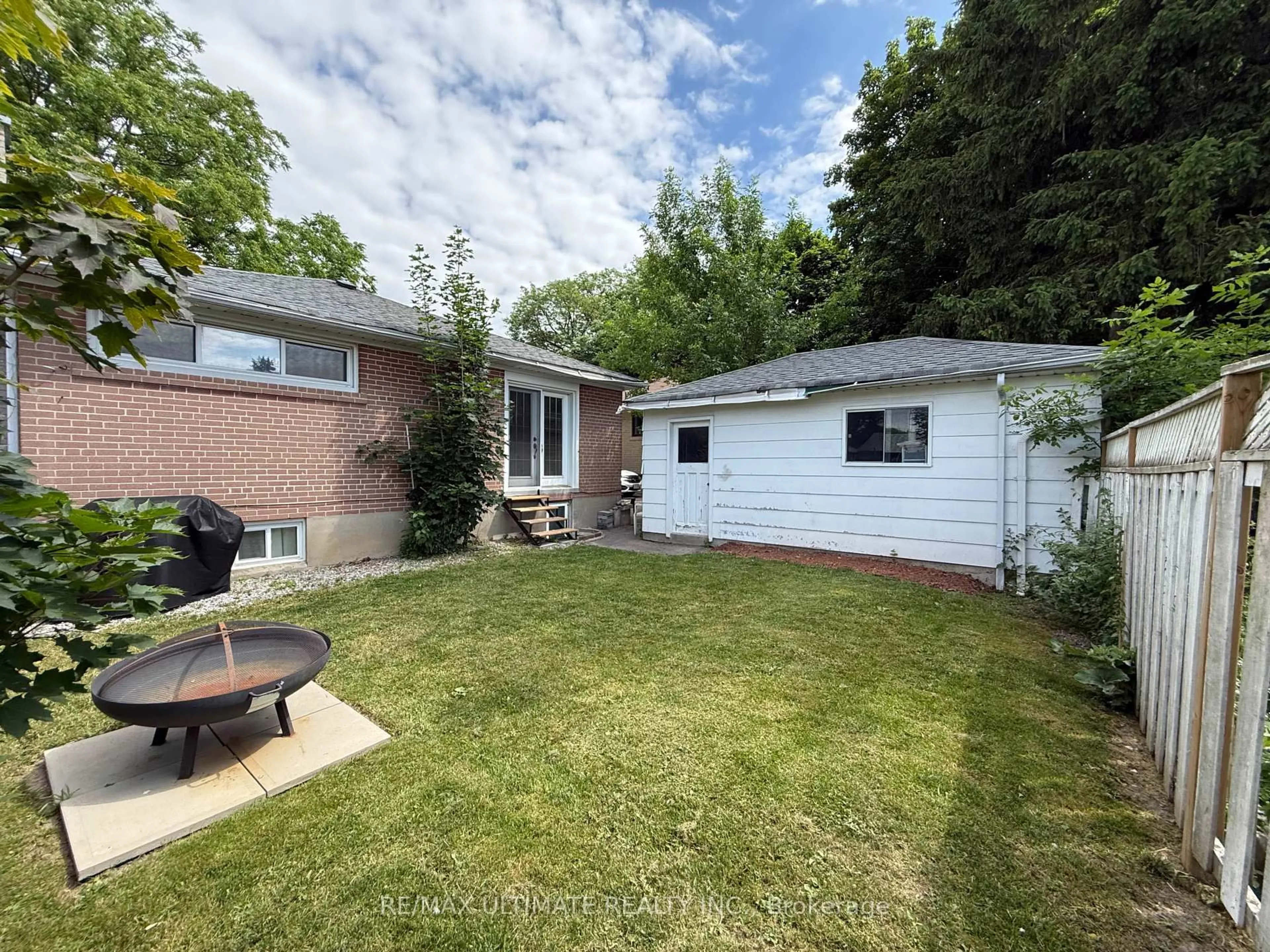 A pic from outside/outdoor area/front of a property/back of a property/a pic from drone, street for 313 Rossland Rd, Whitby Ontario L1N 3H8