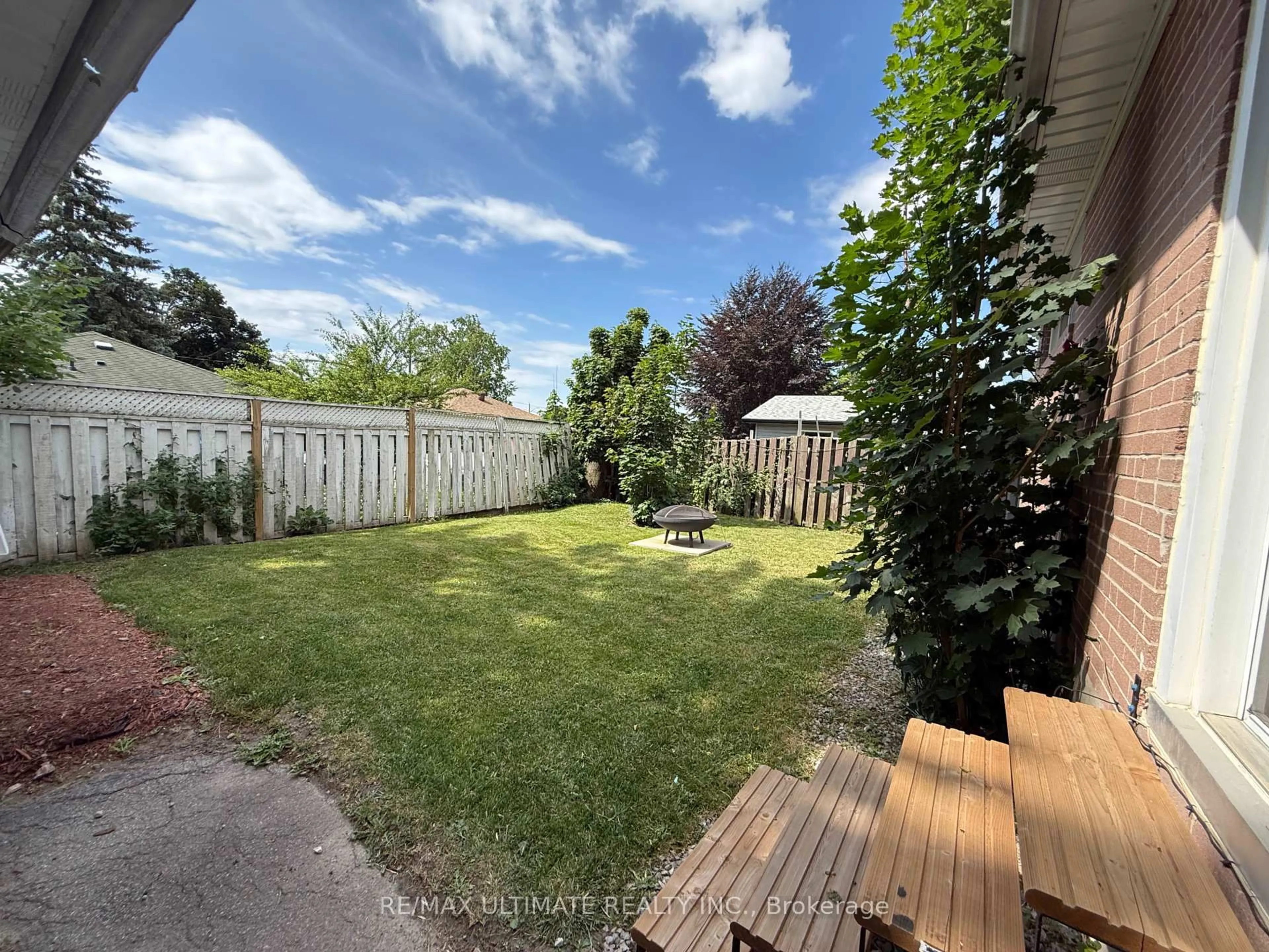 A pic from outside/outdoor area/front of a property/back of a property/a pic from drone, unknown for 313 Rossland Rd, Whitby Ontario L1N 3H8