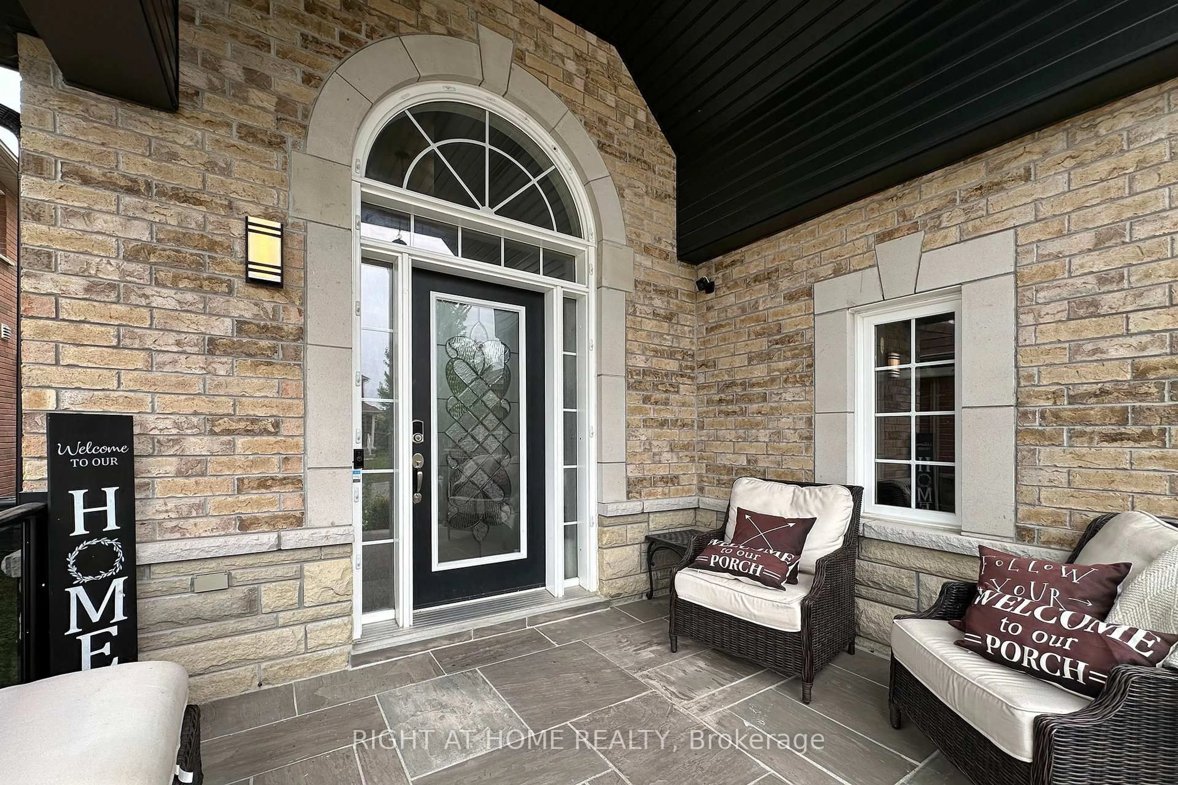 Indoor entryway for 99 Hockley Ave, Clarington Ontario L1C 0G4