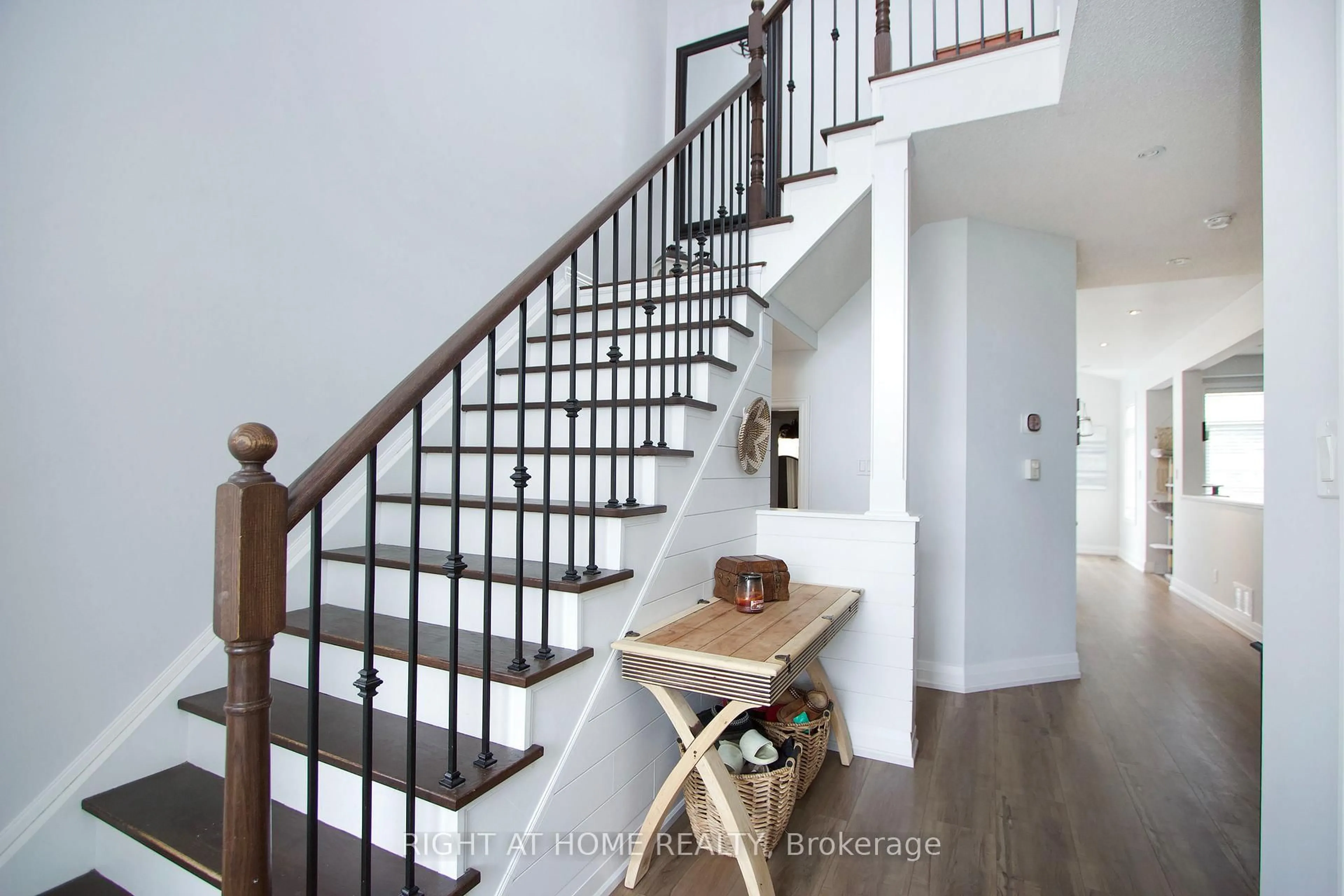 Indoor entryway for 99 Hockley Ave, Clarington Ontario L1C 0G4