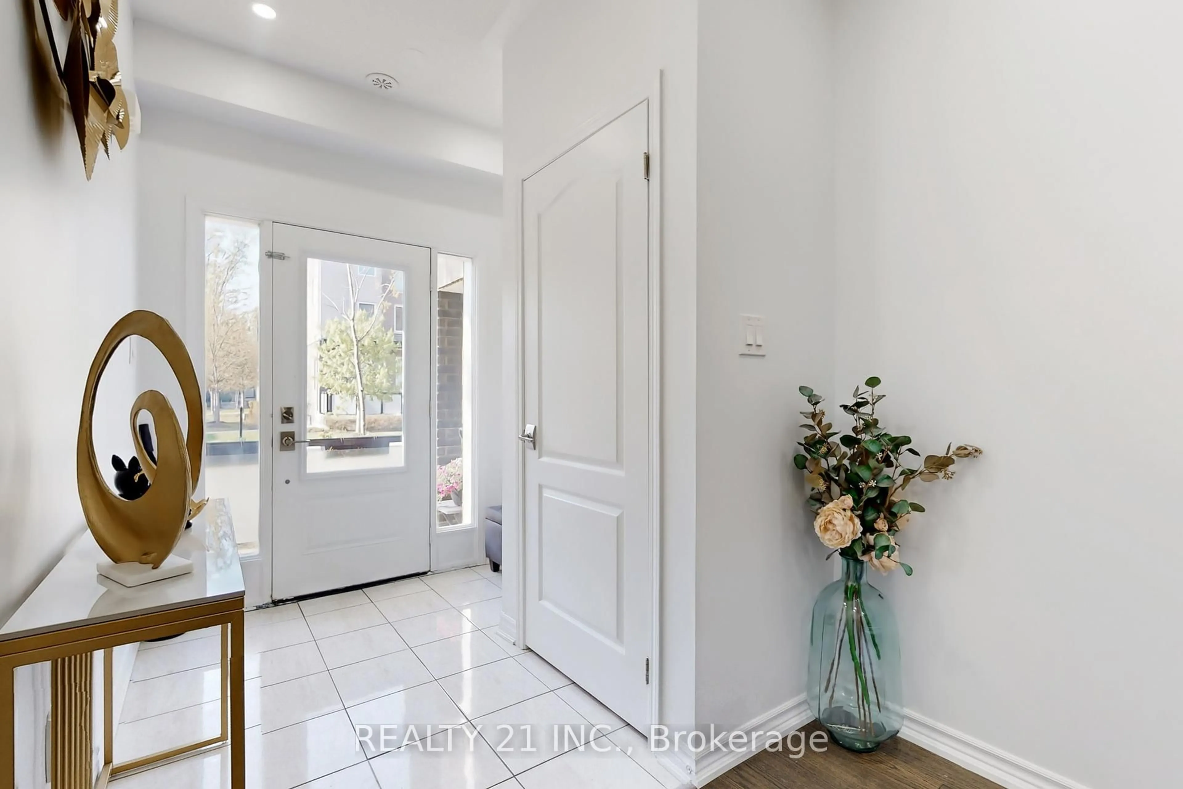 Indoor entryway for 42 Heron Park Pl Pl, Toronto Ontario M1E 0B8