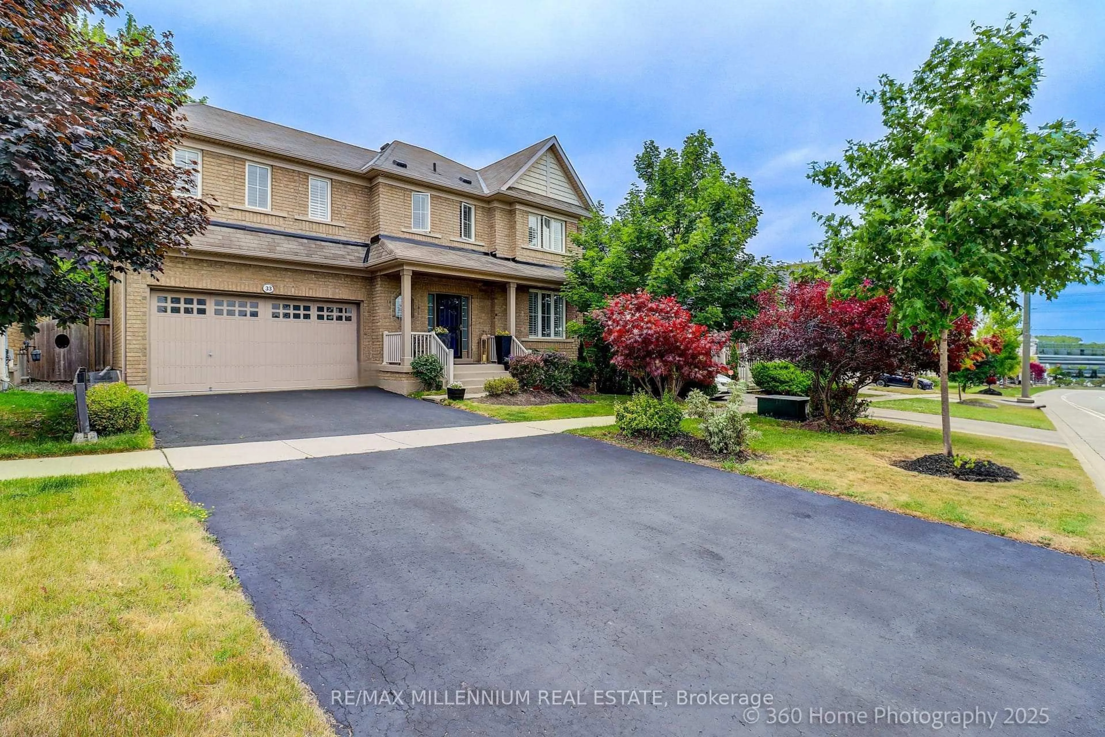 A pic from outside/outdoor area/front of a property/back of a property/a pic from drone, street for 33 Britannia Ave, Oshawa Ontario L1L 0C1
