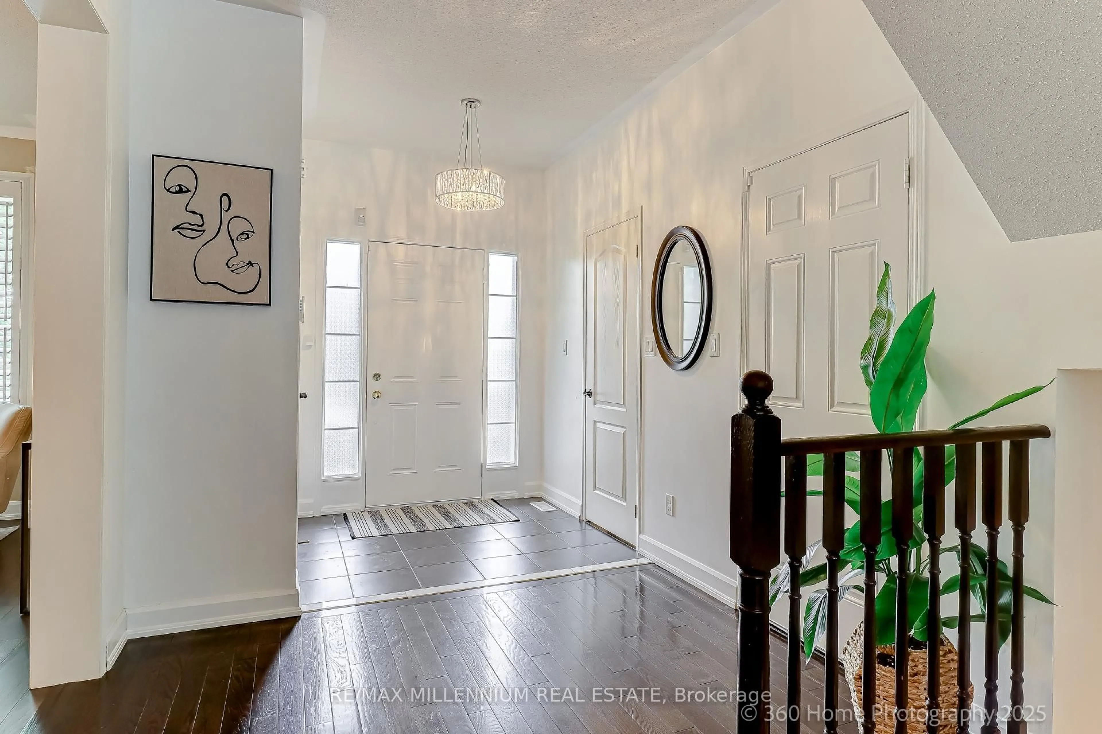Indoor entryway for 33 Britannia Ave, Oshawa Ontario L1L 0C1