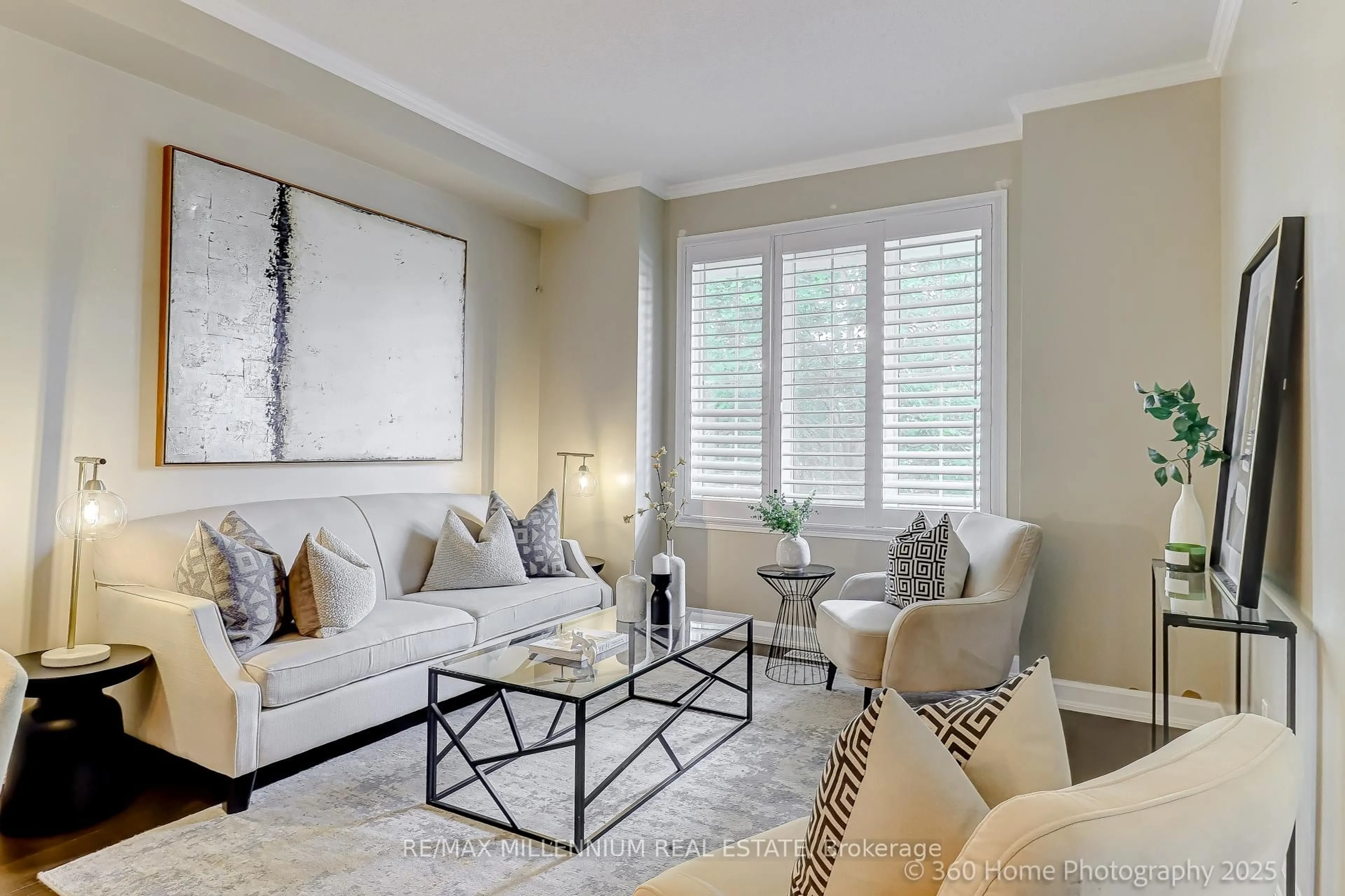 Living room with furniture, unknown for 33 Britannia Ave, Oshawa Ontario L1L 0C1
