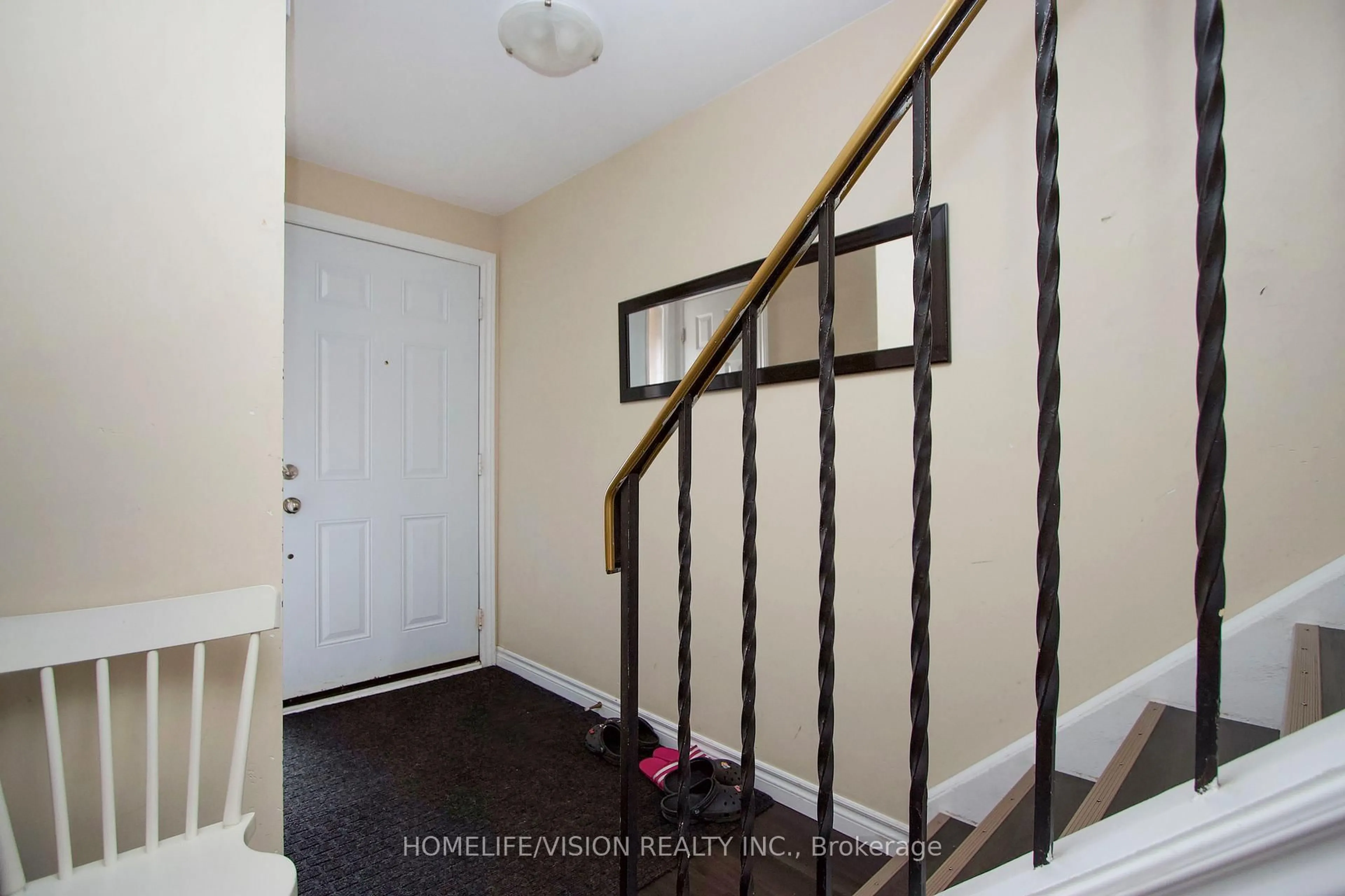 Indoor entryway for 221 Ormond Dr #39, Oshawa Ontario L1G 6T7