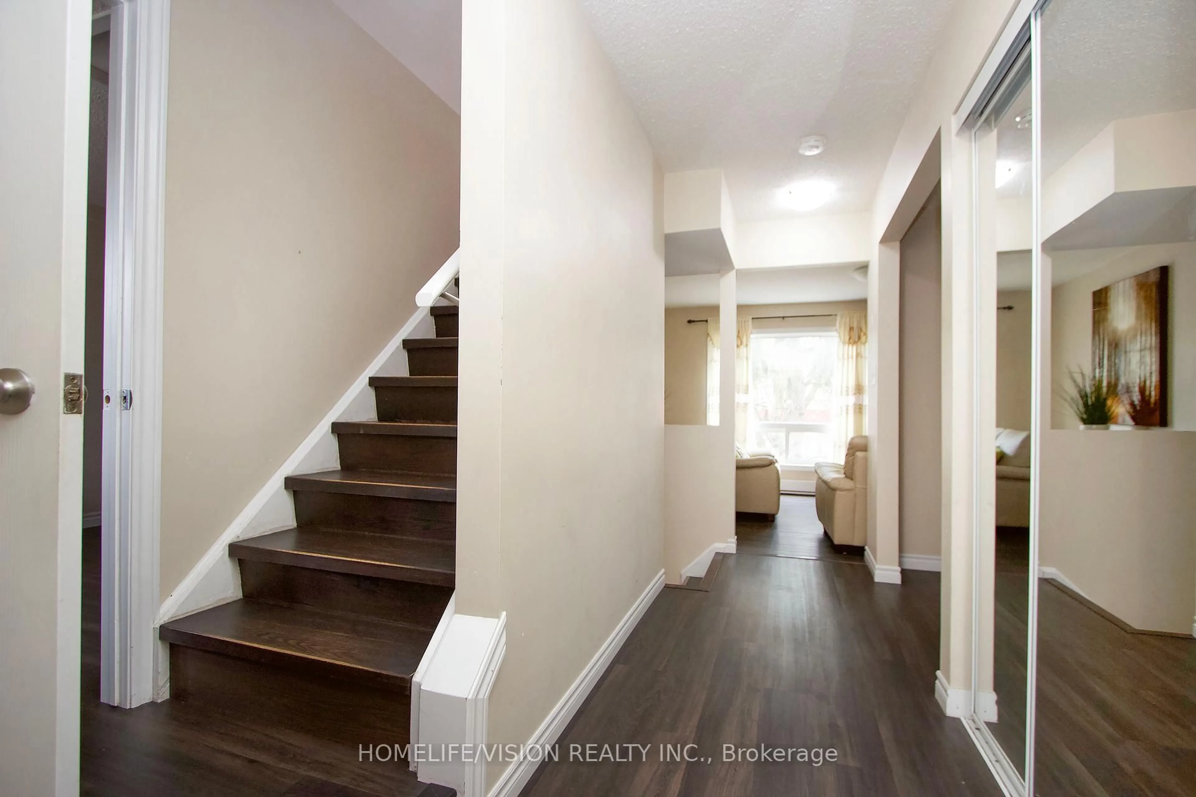 Indoor entryway for 221 Ormond Dr #39, Oshawa Ontario L1G 6T7