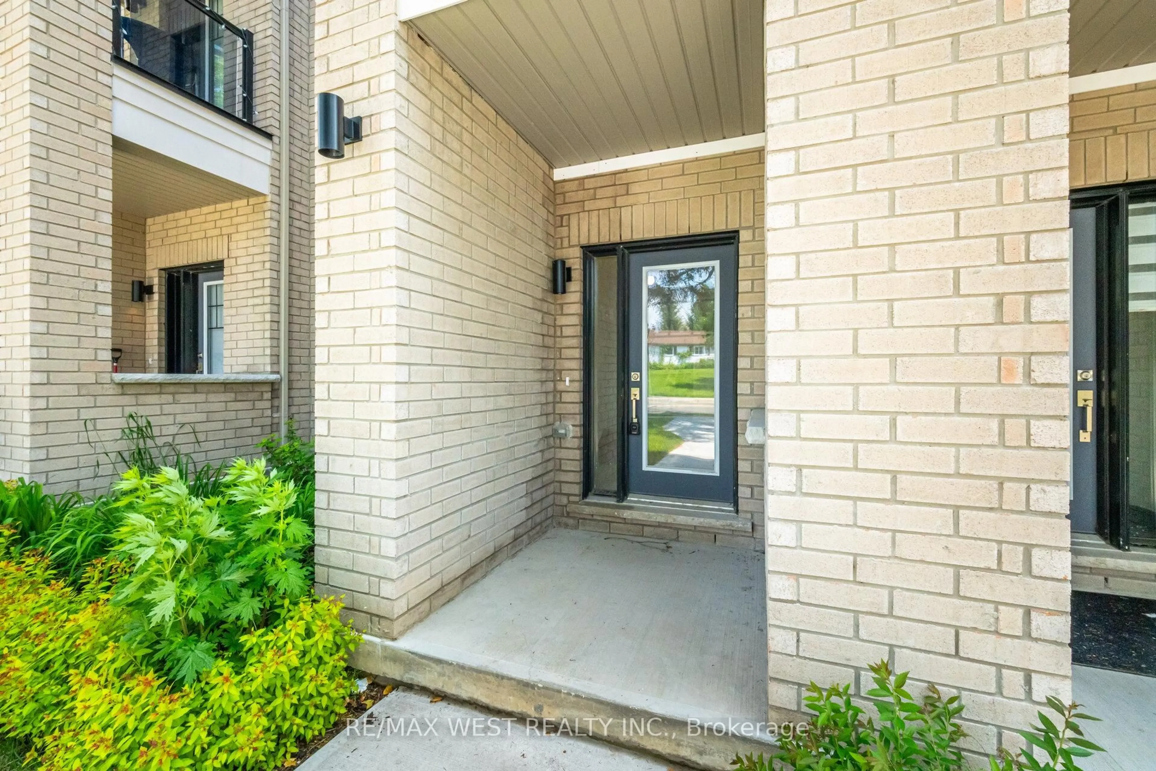 Indoor entryway for 1563 Green Rd, Clarington Ontario L1C 7E8