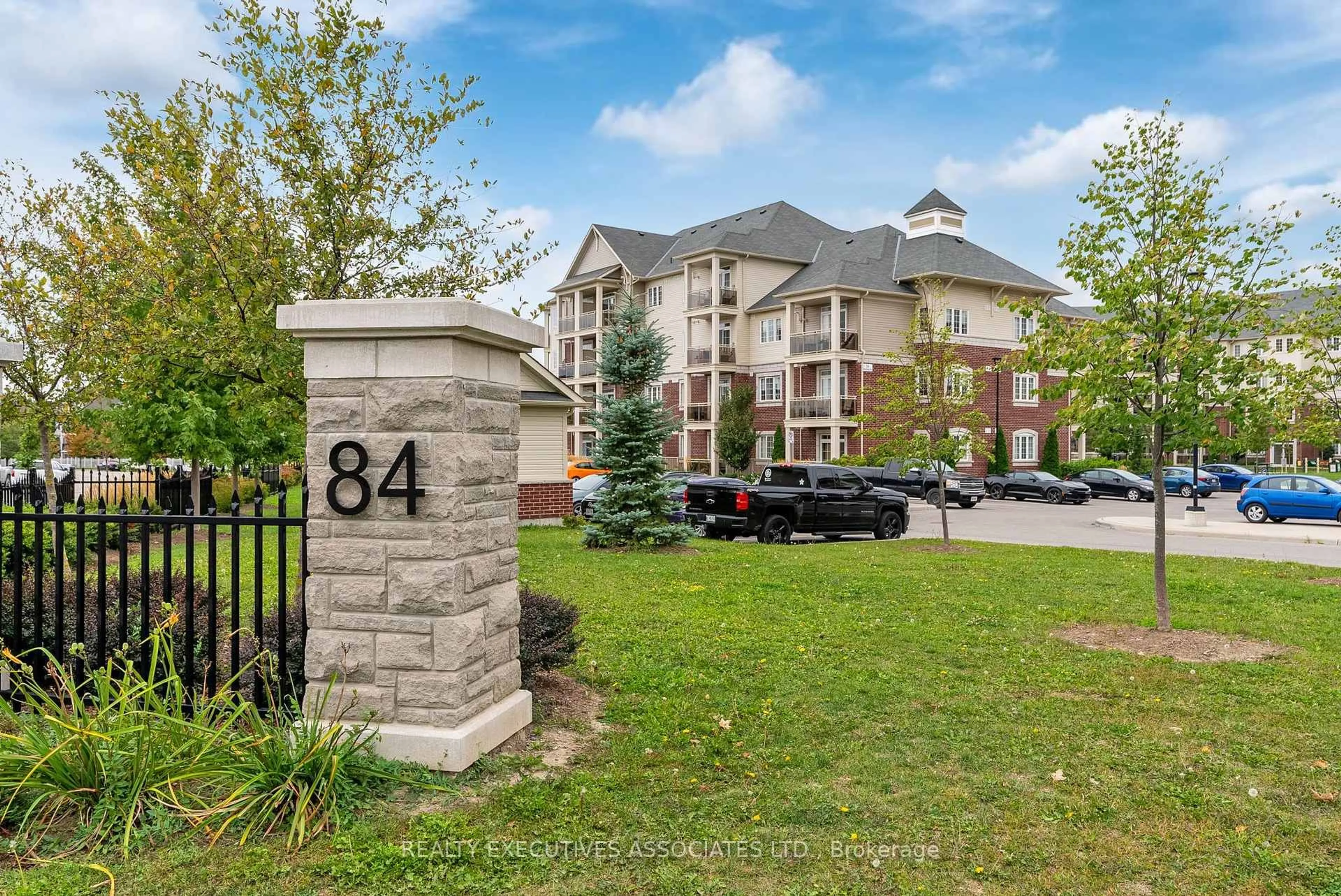Indoor foyer for 84 Aspen Springs Dr #411, Clarington Ontario L1C 0V3