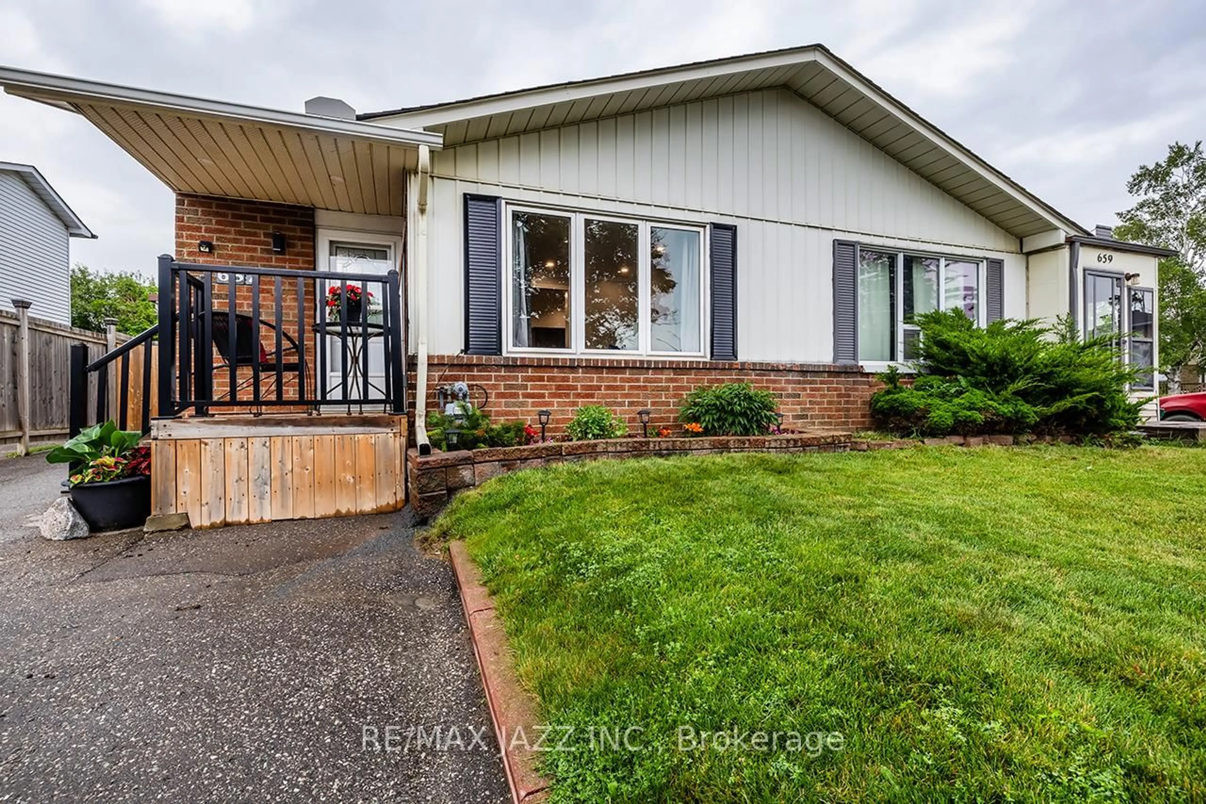 Home with vinyl exterior material, street for 657 Dorchester Dr, Oshawa Ontario L1J 6L4