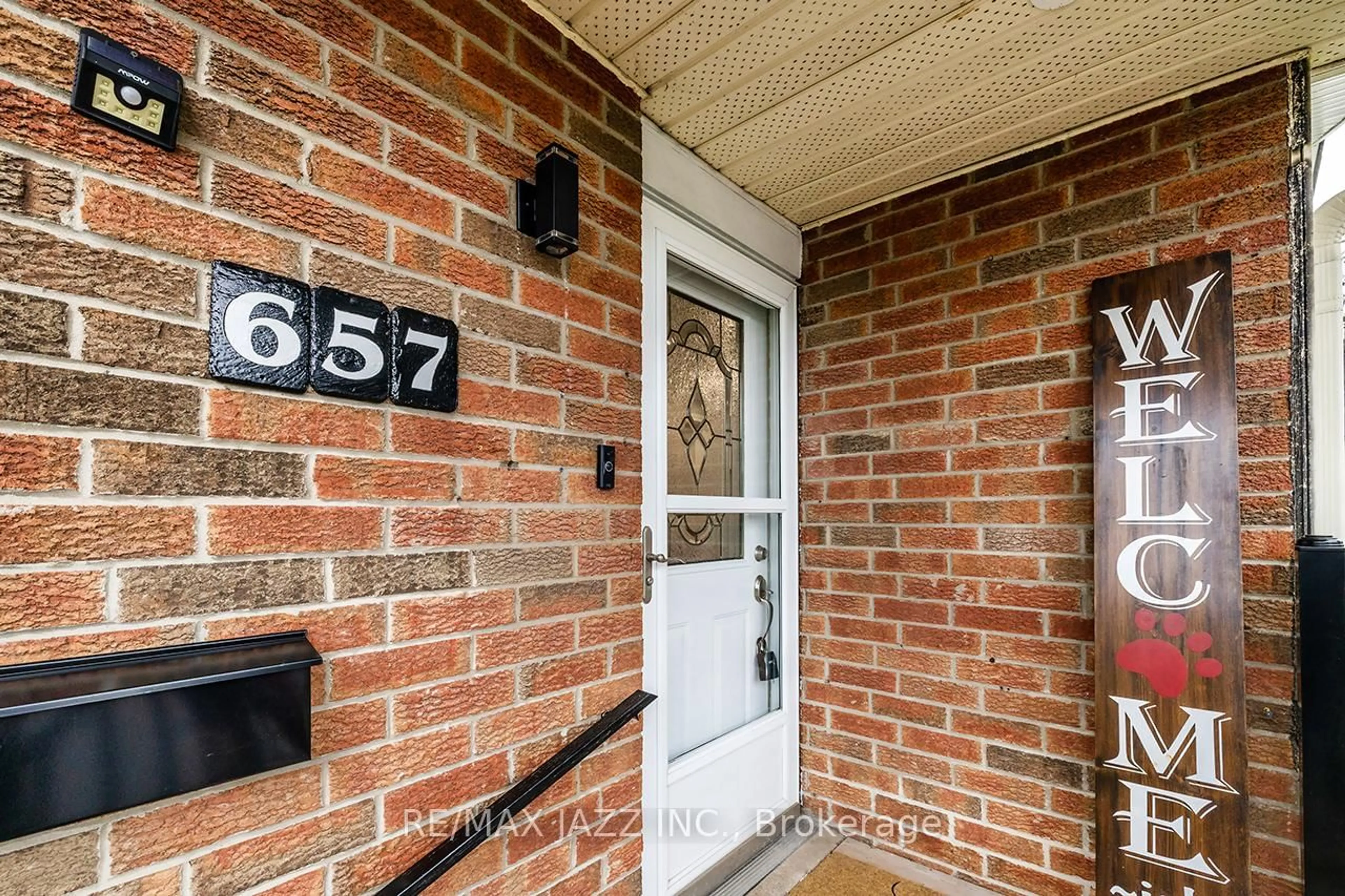 Indoor entryway for 657 Dorchester Dr, Oshawa Ontario L1J 6L4