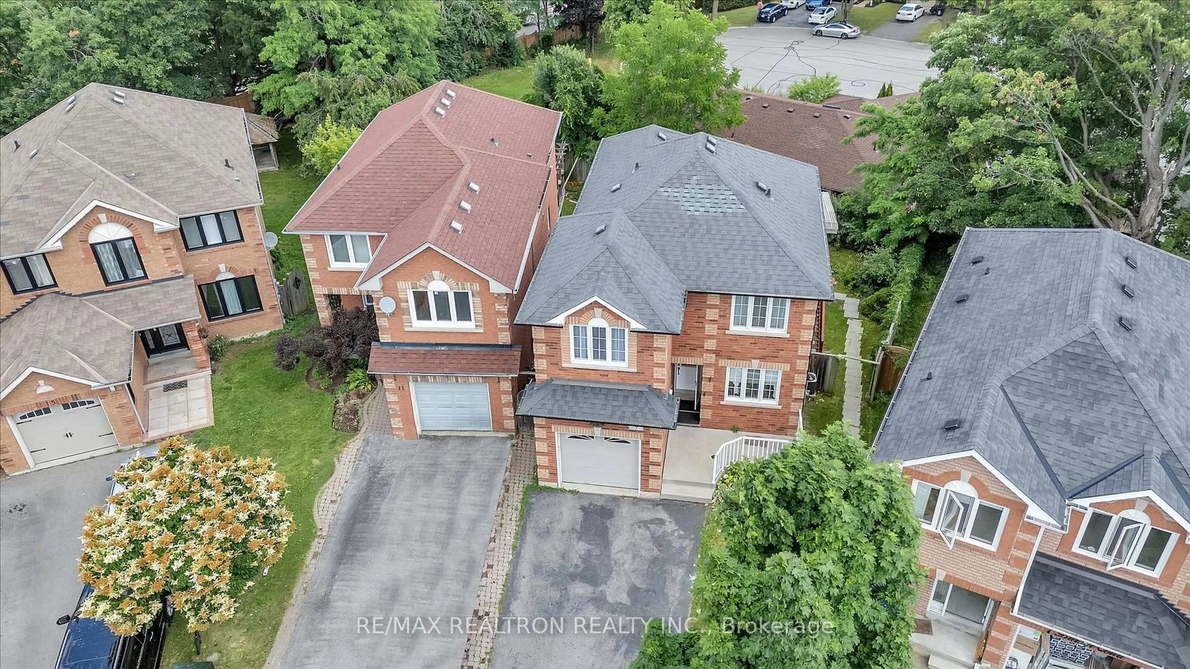 A pic from outside/outdoor area/front of a property/back of a property/a pic from drone, street for 9 Burdge Crt, Whitby Ontario L1N 9L1
