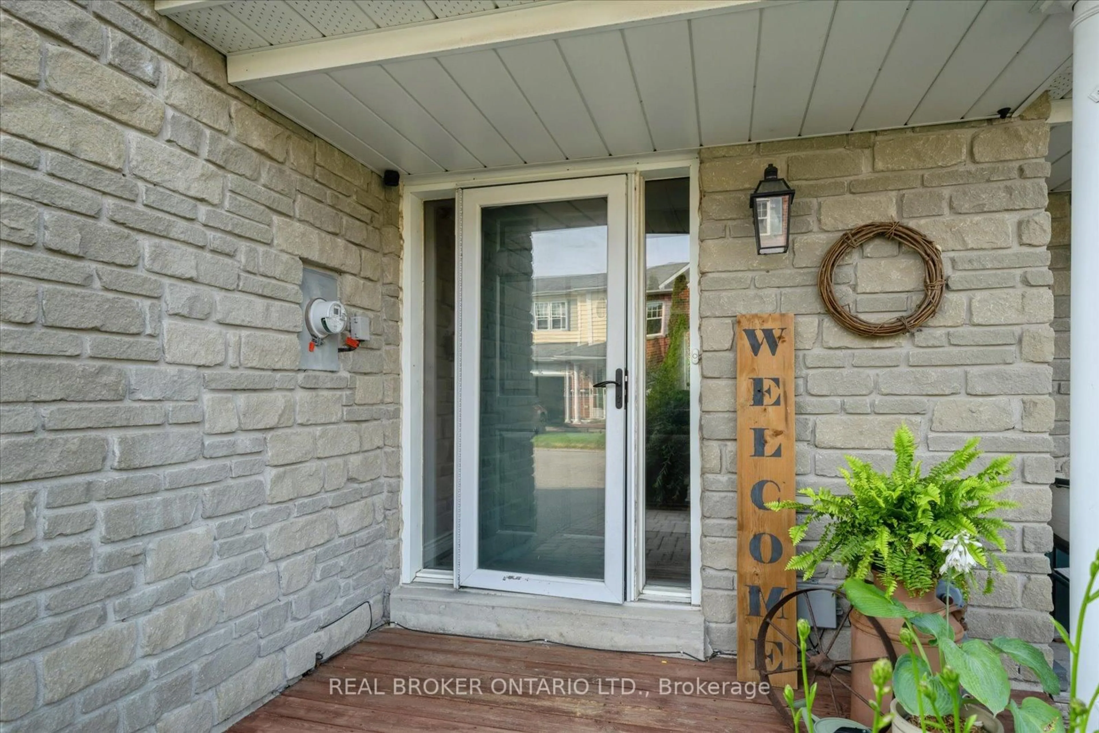 Indoor entryway for 2800 Courtice Rd #99, Clarington Ontario L1E 2M6