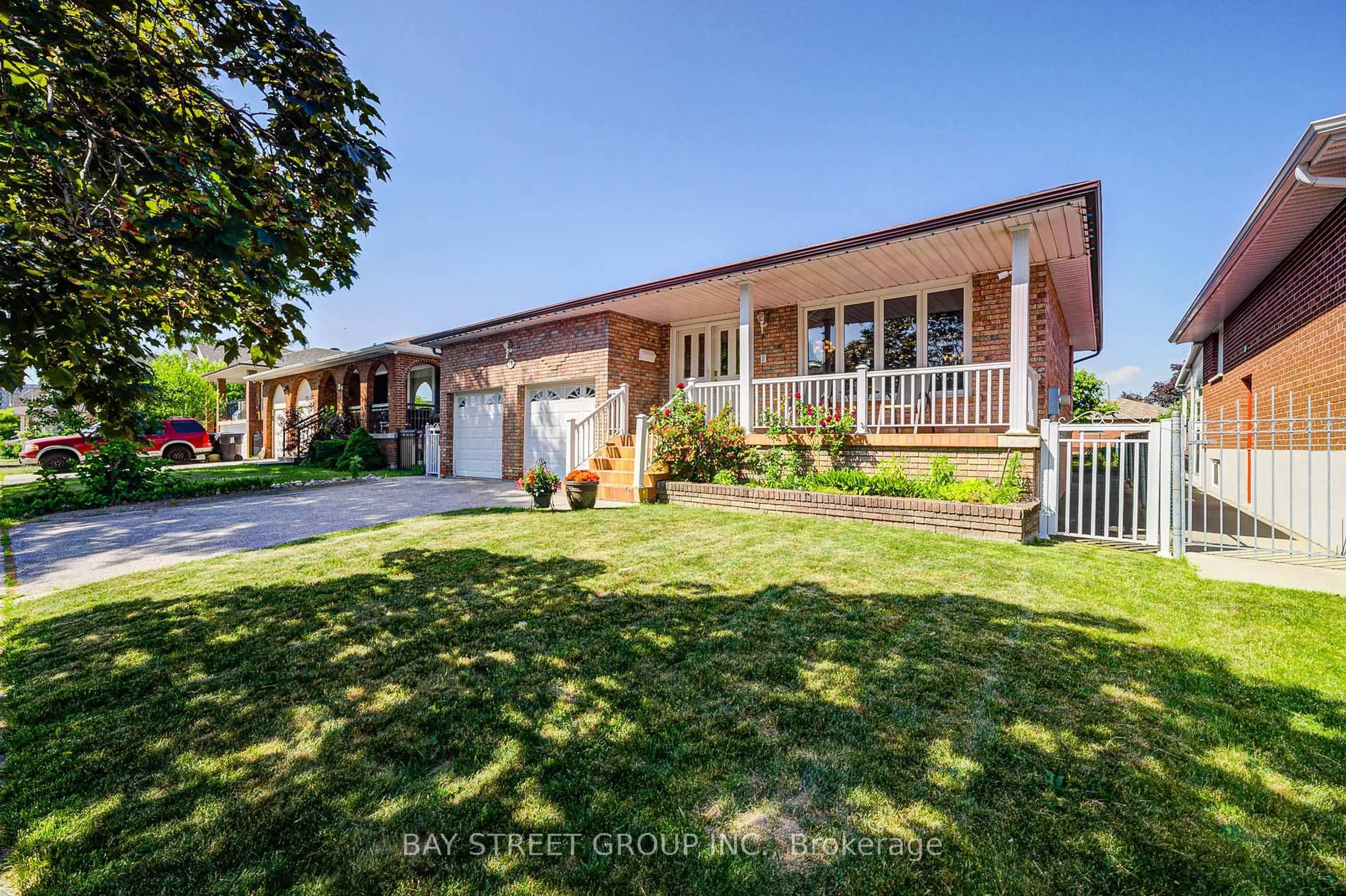 A pic from outside/outdoor area/front of a property/back of a property/a pic from drone, street for 38 Leafield Dr, Toronto Ontario M1W 2T2