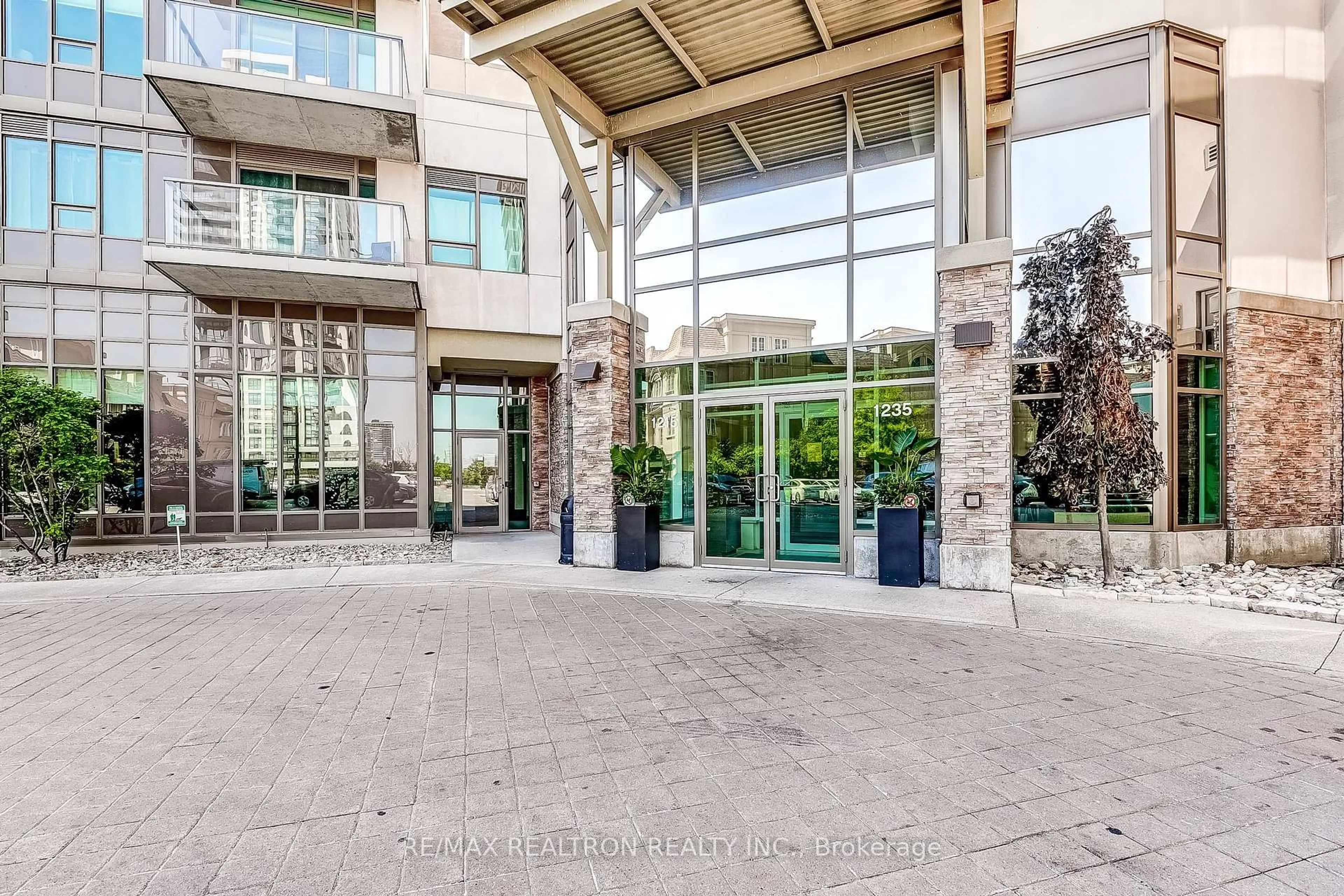 Indoor foyer for 1215 Bayly St #205, Pickering Ontario L1W 1L7