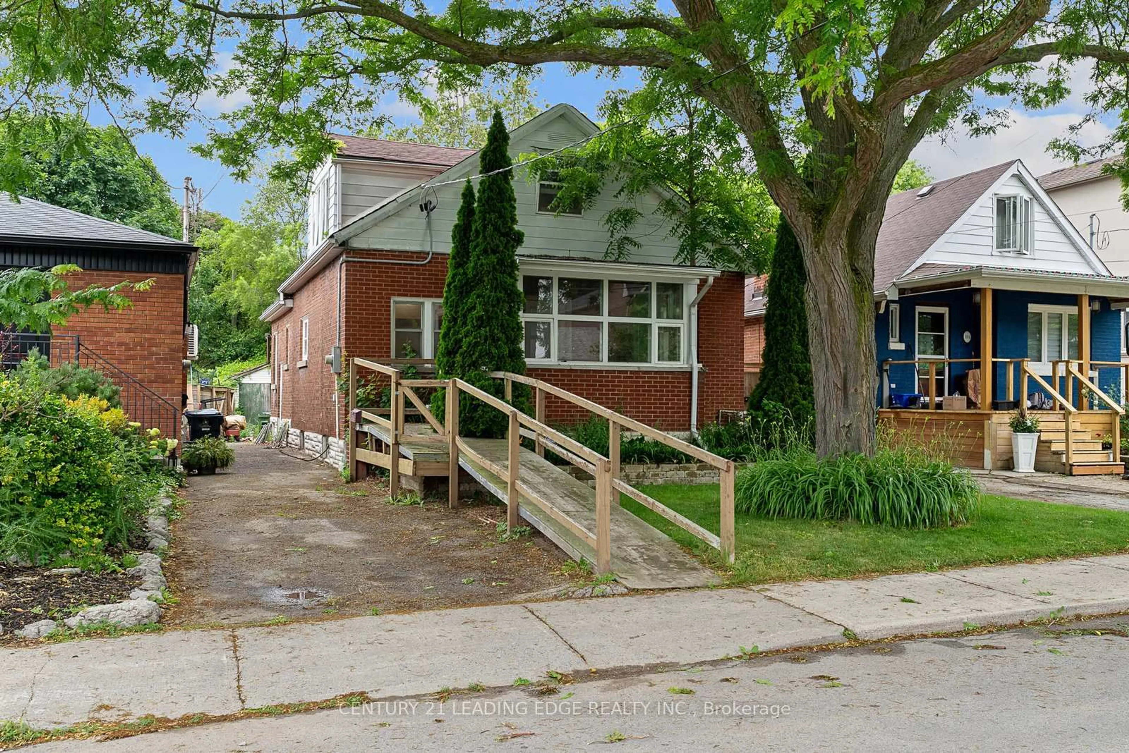 Patio, street for 102 Kalmar Ave, Toronto Ontario M1N 3G4