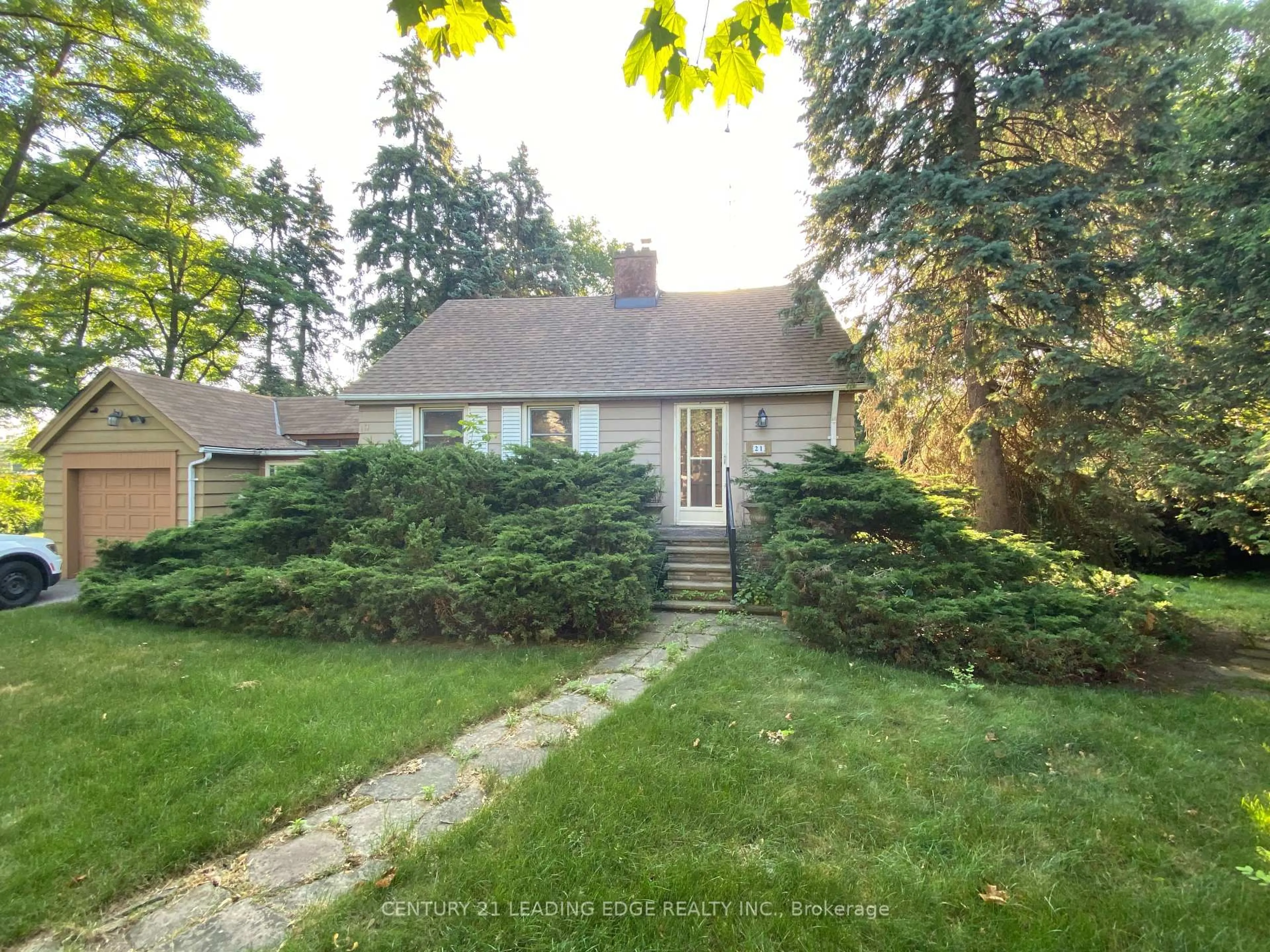 A pic from outside/outdoor area/front of a property/back of a property/a pic from drone, street for 21 Faircroft Blvd, Toronto Ontario M1M 2W9